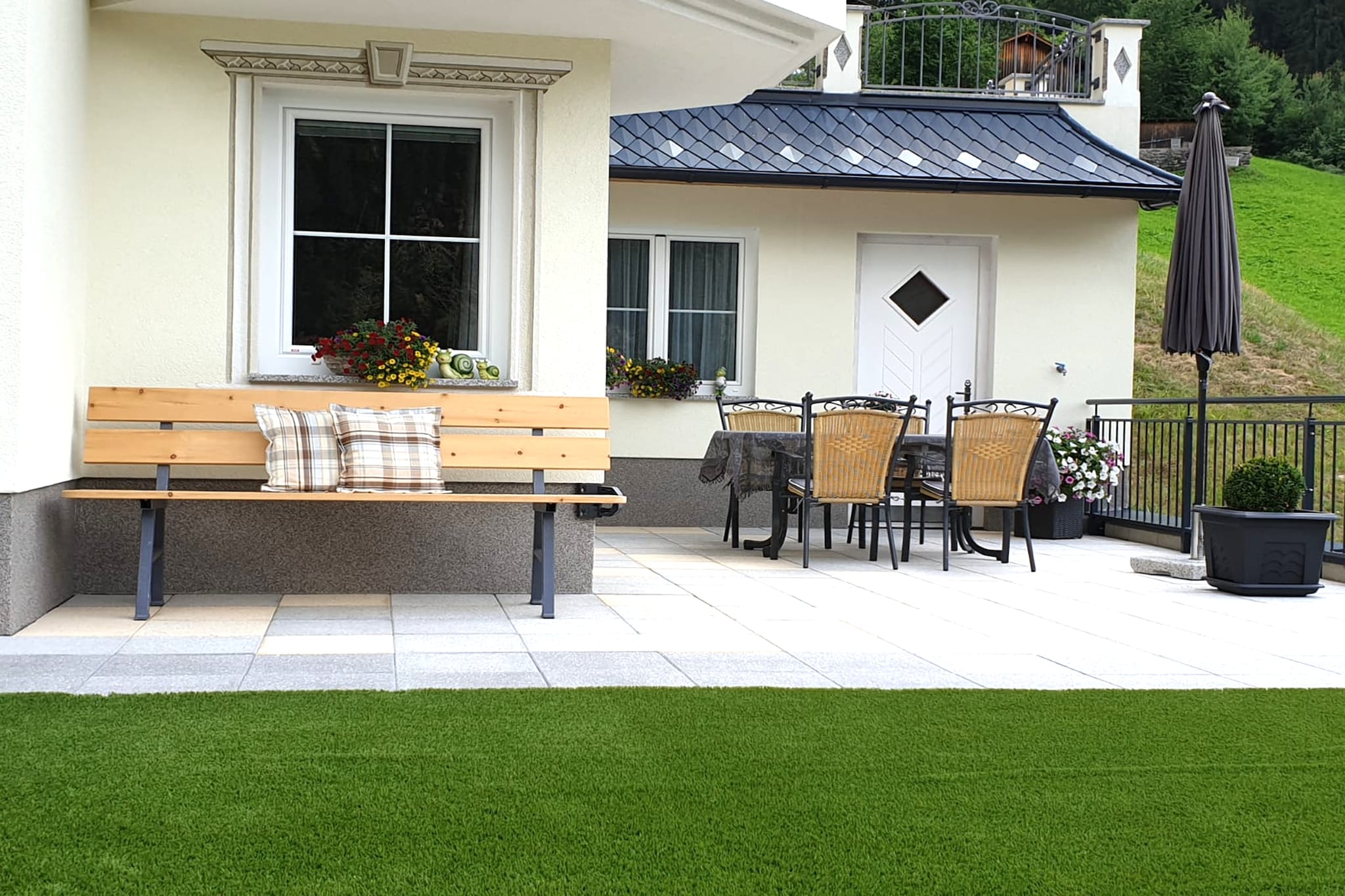 Ground floor: (Large kitchen(TV(flatscreen, satellite), dining table, cooker(4 ring stoves, ceramic), coffee machine, oven, microwave, dishwasher, fridge-freezer), Bedroom with bathroom(double bed, shower(unit), washbasin, toilet), Bedroom with bathroom(single bed, double bed, TV(flatscreen, satellite), shower(unit), washbasin, toilet), Landing)\n\nski storage, grill, ski boot heaters, heating(central), terrace, garden, garden furniture, BBQ, parking