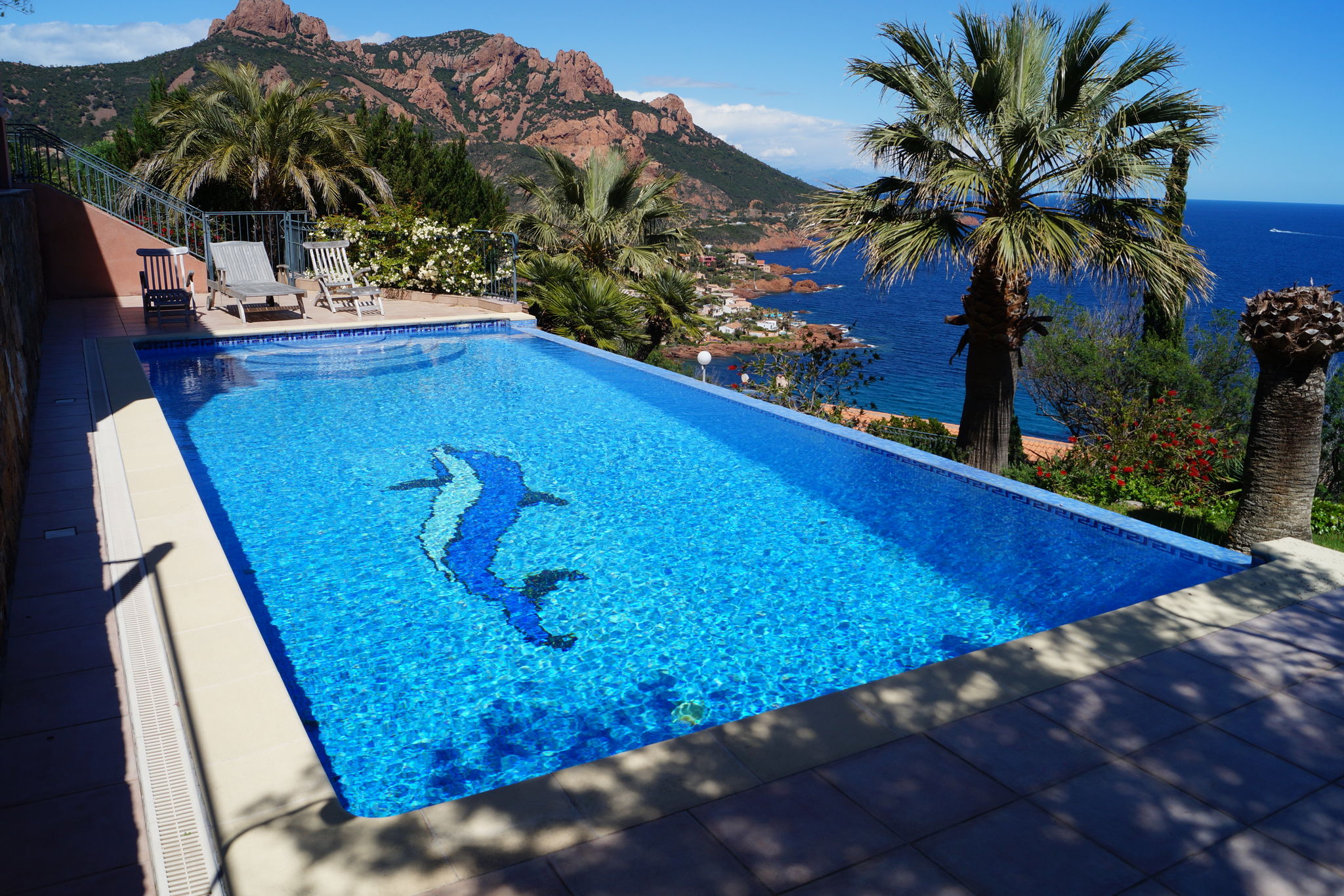 Elegante villa met privézwembad en zeezicht