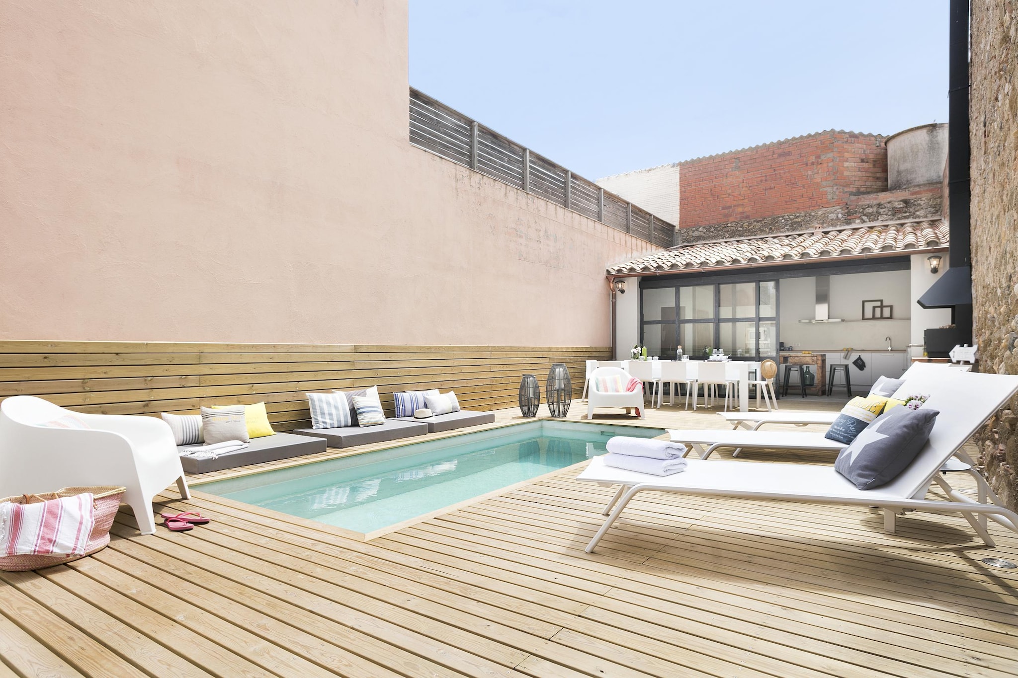 This is a stylish 5-bedroom mansion in Maranyà. It's located in the countryside and offers great views of the beautiful surroundings. It is ideal for big groups.
The mansion is 13 km from the Sant Martí Empúries beach and 15 km from L'Escala beach. Its proximity from the main tourist destinations of the area will allow you to enjoy a family holiday with filled with cultural, gastronomic and sporting delights. Golf lovers can go to the Pitch & Putt Par 3-Gualta golf course 13 km away. There's a restaurant 1.5 km away and a supermarket 5 km from here.
The traditional Catalan mansion has a private swimming pool. There's a luxurious living room with a large fireplace, fully equipped kitchen, and dining room. There is a large terrace and solarium upstairs. You can play a game of foosball or enjoy a nice barbecue. You can get a cot and high chair on request.
Public transport is 1.5 km away. The nearest train station is 15 km from here and the Girona airport is 40 km away.