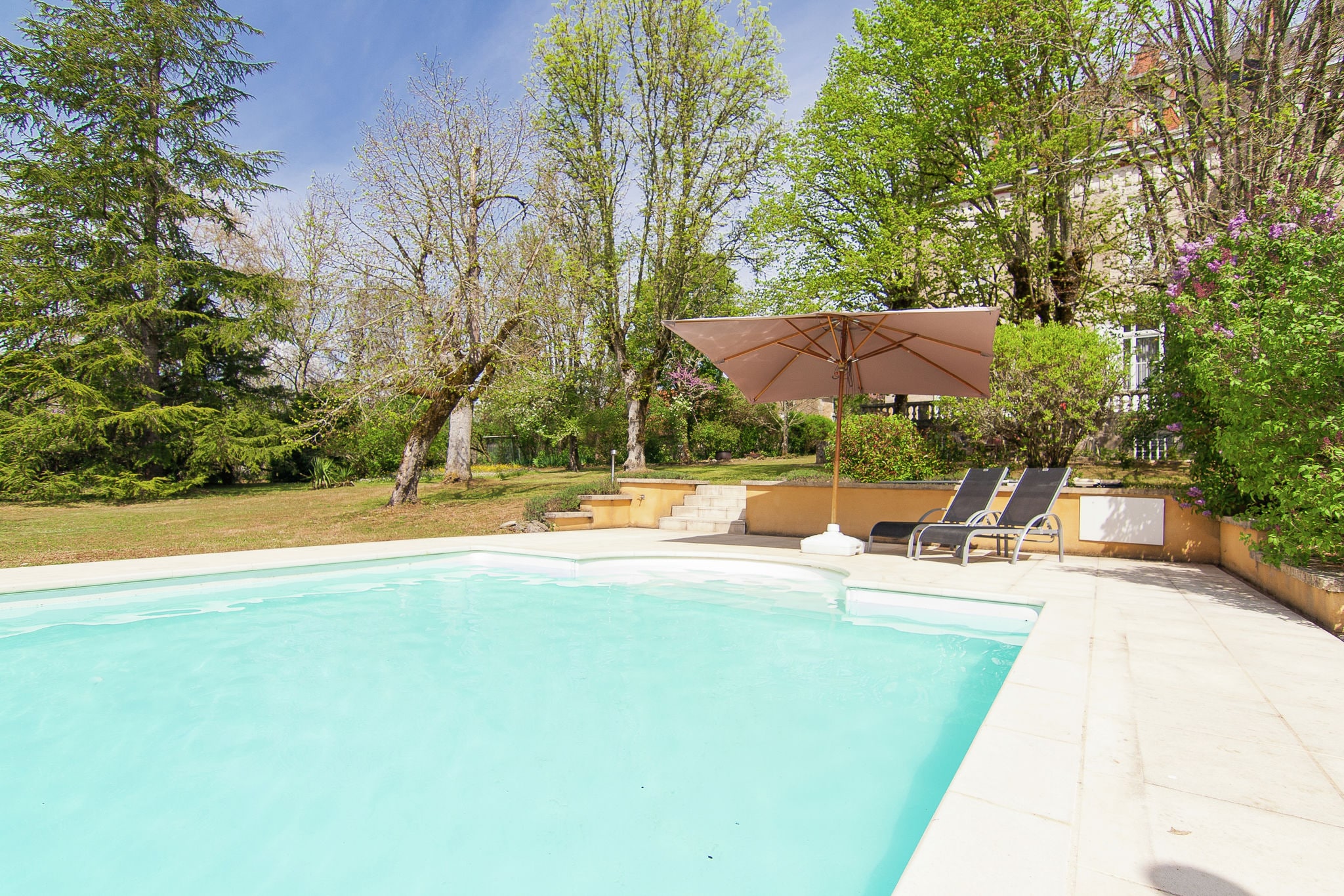 Charming Mansion in Brouchaud with Swimming Pool