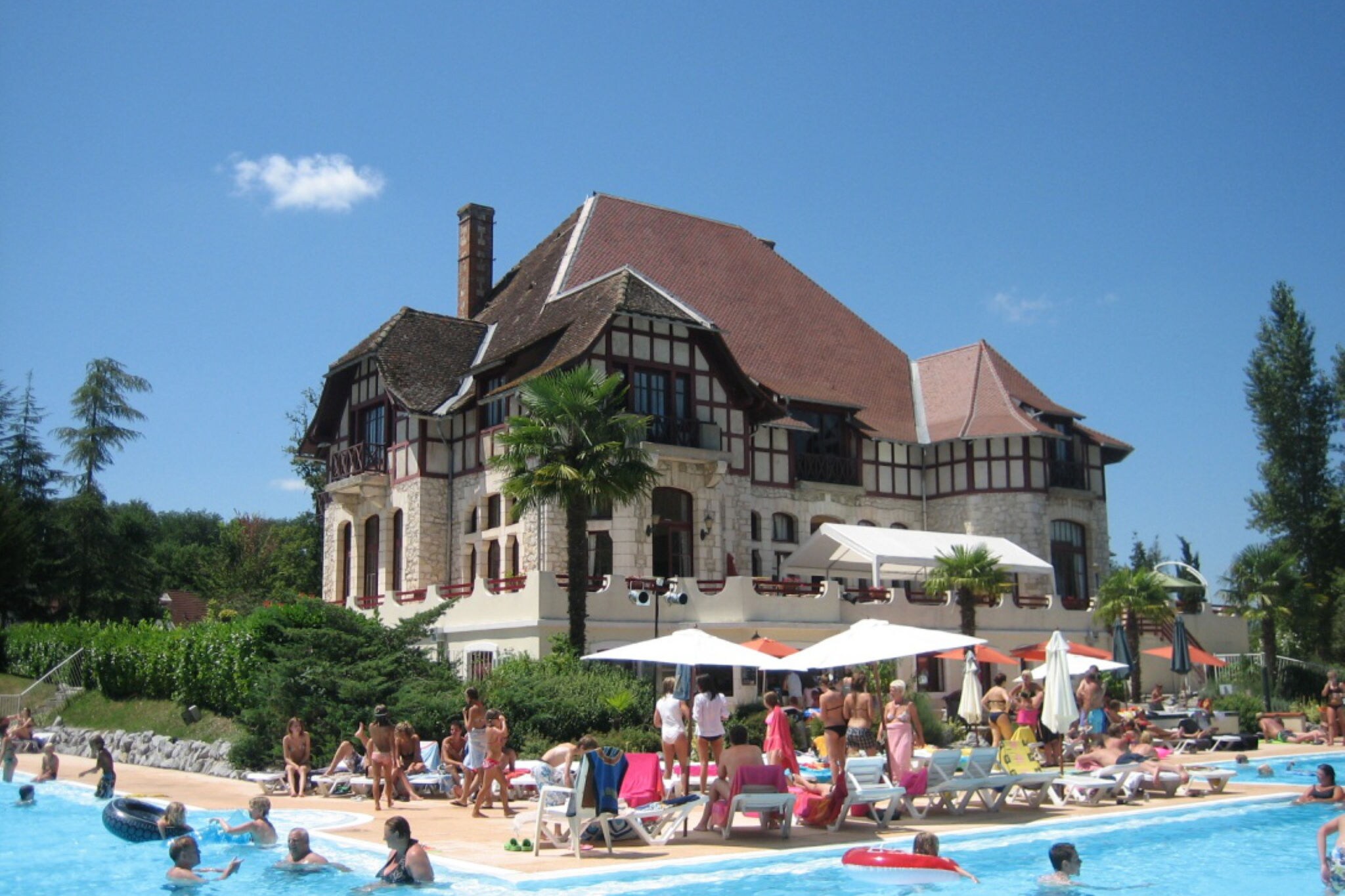 Landelijk gelegen vrijstaande villa in Zuid-Frankrijk met zwembaden, tennisbaan en restaurant.