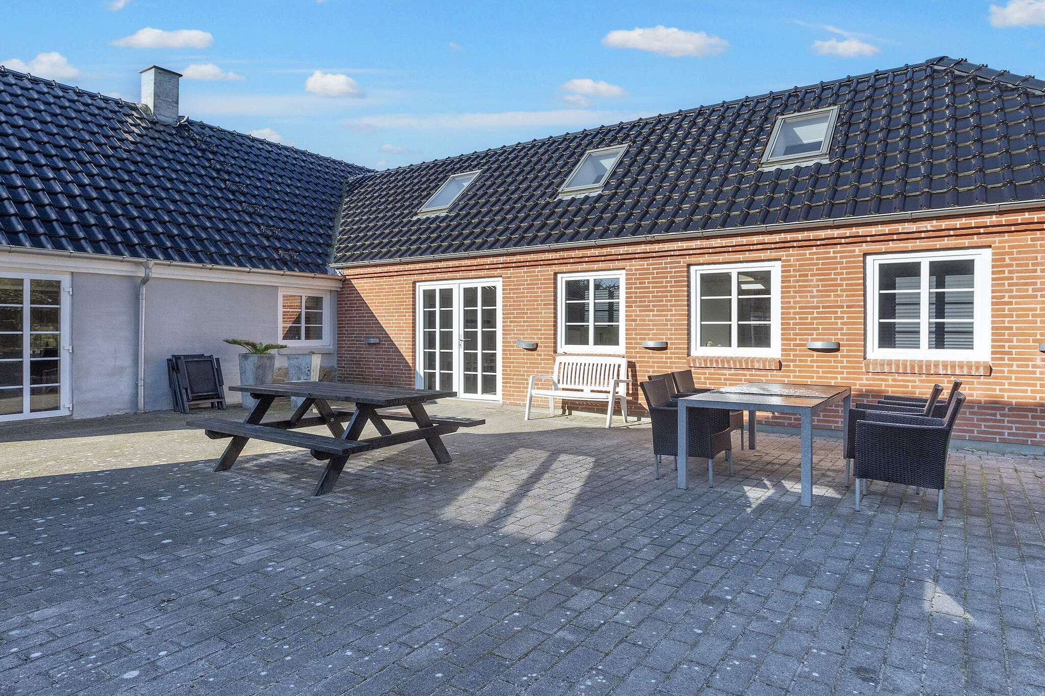 open kitchen(cooker(electric), hood, coffee machine, microwave, dishwasher, fridge-freezer, tumble dryer, washing machine), Living/bed room(double folding bed, TV(satellite), CD player, stereo unit, high chair), bedroom(double bed, children\'s bed), bedroom(double bed), bedroom(double bed), bathroom(floor heating)(bathtub or shower, washbasin, toilet), bathroom(floor heating)(bathtub or shower, washbasin, toilet), mezzanine(double folding bed), terrace, BBQ, geothermal energy, solar energy, air to water heatpump