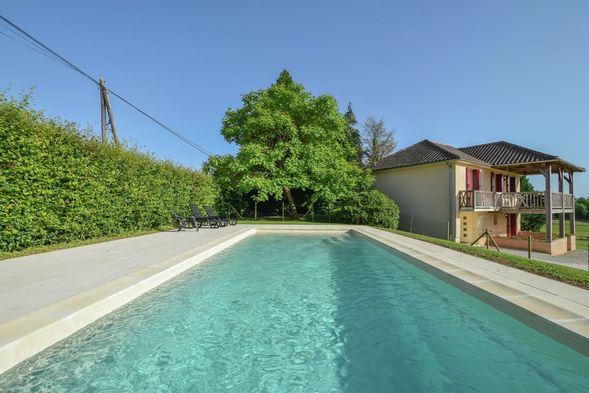 Maison individuelle avec une vue imprenable et une piscine privée chauffée.