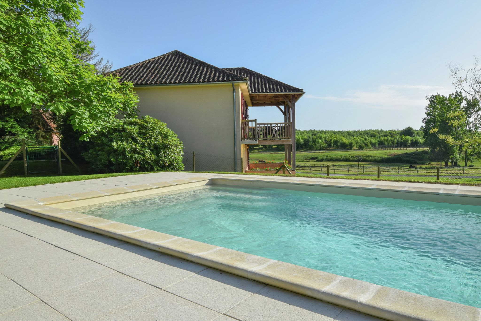Maison individuelle avec une vue imprenable et une piscine privée chauffée.