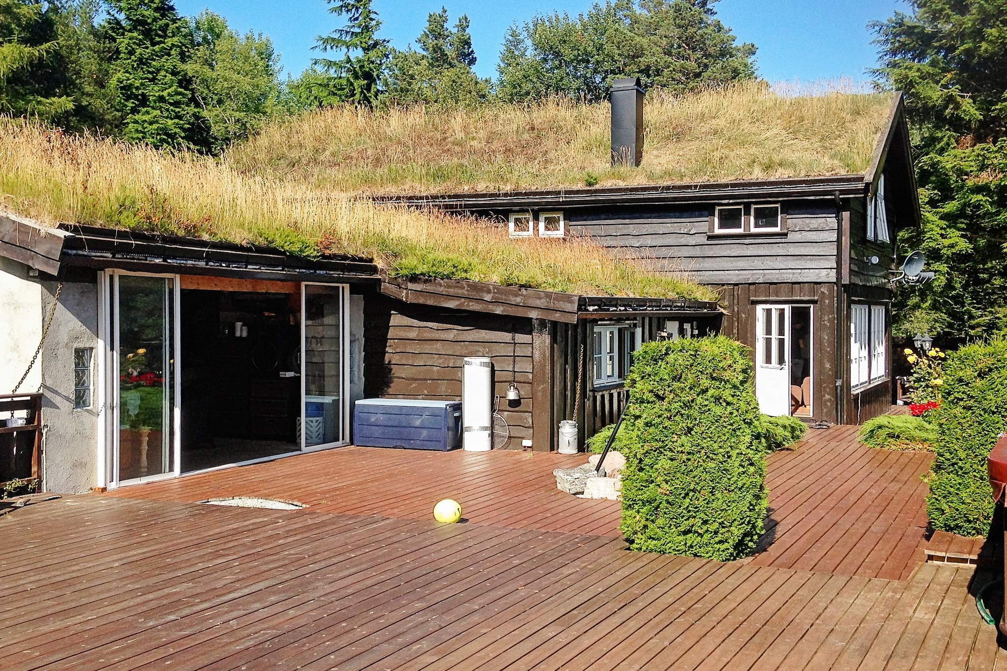 A fantastic and charming holiday home with a hot tub and sauna. Includes a 15-foot Viking boat with a 25 HP Suzuki engine. The holiday home is situated in a courtyard setting with a guest house and a traditional storage building (stabbur). The main house features a spacious living room with an open-plan kitchen. TV is available via fiber connection and Astra 1 for German and international channels. There are 3 bathrooms with shower cabins and 6 bedrooms. There is a 150 sqm terrace, of which 35 sqm is covered. Relax in the hot tub’s whirlpool (for up to 6 people) while enjoying panoramic views of the fjord and mountains, or unwind in the sauna designed for up to 8 people. The outdoor lounge has sliding glass doors opening onto the terrace. Activities include a trampoline, volleyball, and more. It is 500 meters to the boat mooring and swimming opportunities from a shallow sandy beach. Perfect for day trips to Molde, the fishing village and coastal fort Ergan Kystfort in Bud, and the scenic Atlanterhavsveien. Visit Kristiansund with Atlanterhavsbadet and the Sherpa stairs at Kvernberget (240 m above sea level), located near the airport. Innerdalen Nasjonalpark is 20 km away. •	Boat for rent: 1 x 15-foot Viking with 50 HP Honda engine.