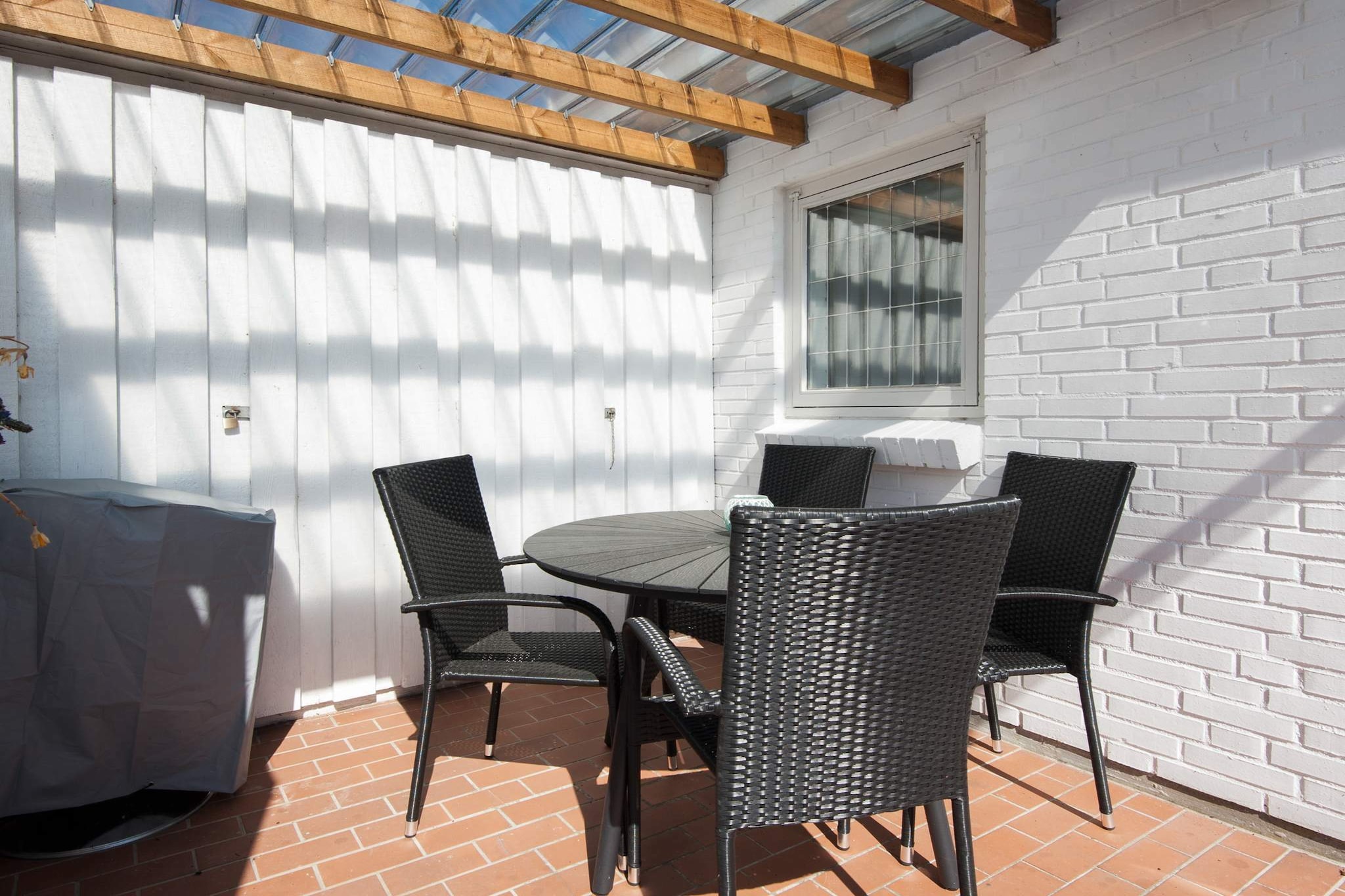 This apartment was renovated in 2017 and has a completely unique location close to the beach and coast overlooking the Flensburg Fjord. There are 49 steps from the parking lot to the apartment. The apartment is at the same time modern and cozy. Here is free wireless internet with Chromecast, so you can watch your favorite subscriptions from home as well as stream music. The area offers many sights and activities, such as fishing, boating, windsurfing, cycling, golf, rides and hiking. 5 min drive from the holiday home there is the opportunity to play golf at Benniksgård golf course. There is walking distance to the coast, where the area's expanded path system with Gendarmstien along the water offers ample opportunity for beautiful walking and cycling trips in the area's nature. Not for rent to youth groups and craftsmen.