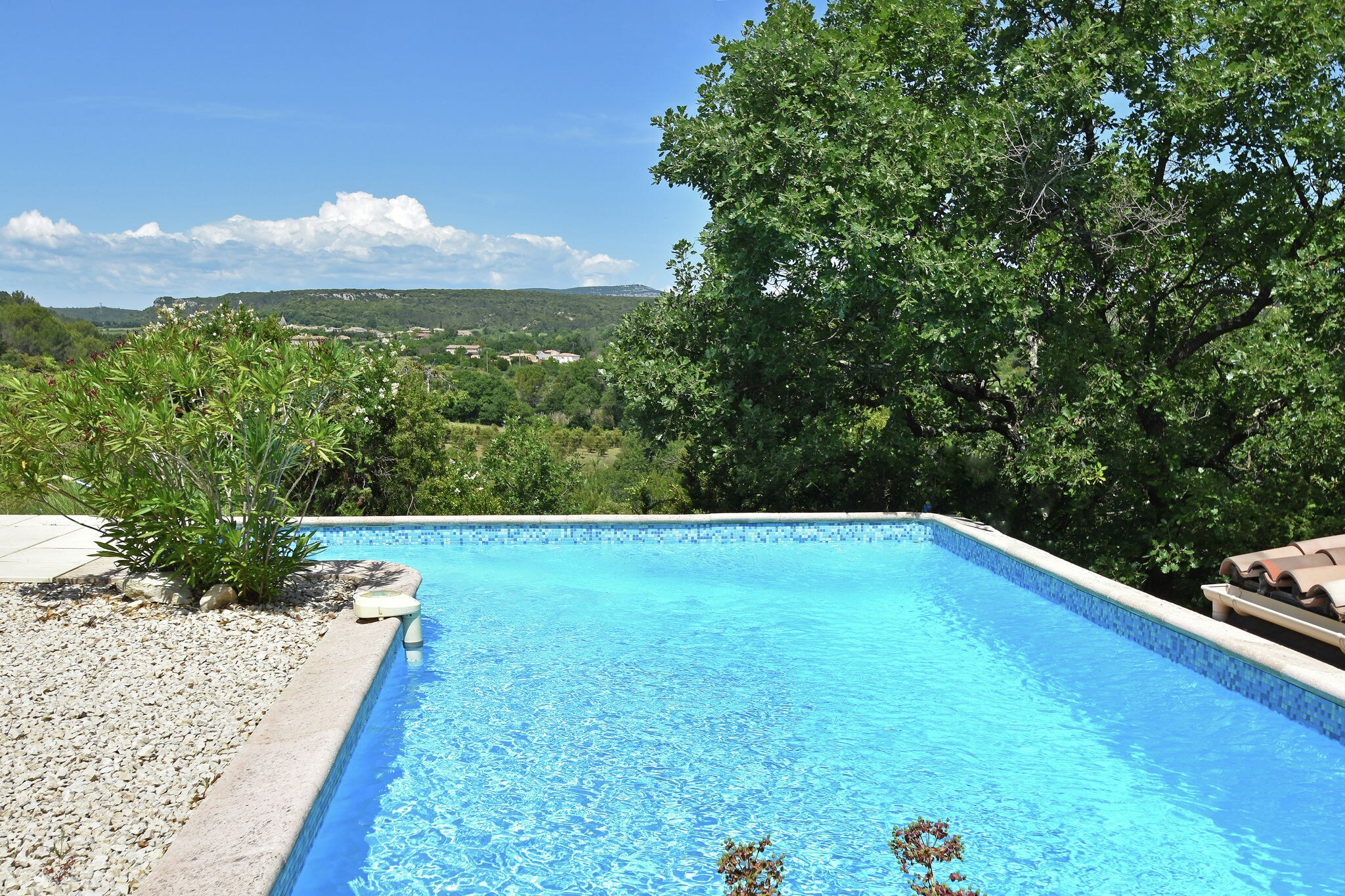 Luxe villa op heuveltop met weids uitzicht, verwarmd privézwembad bij Uzès