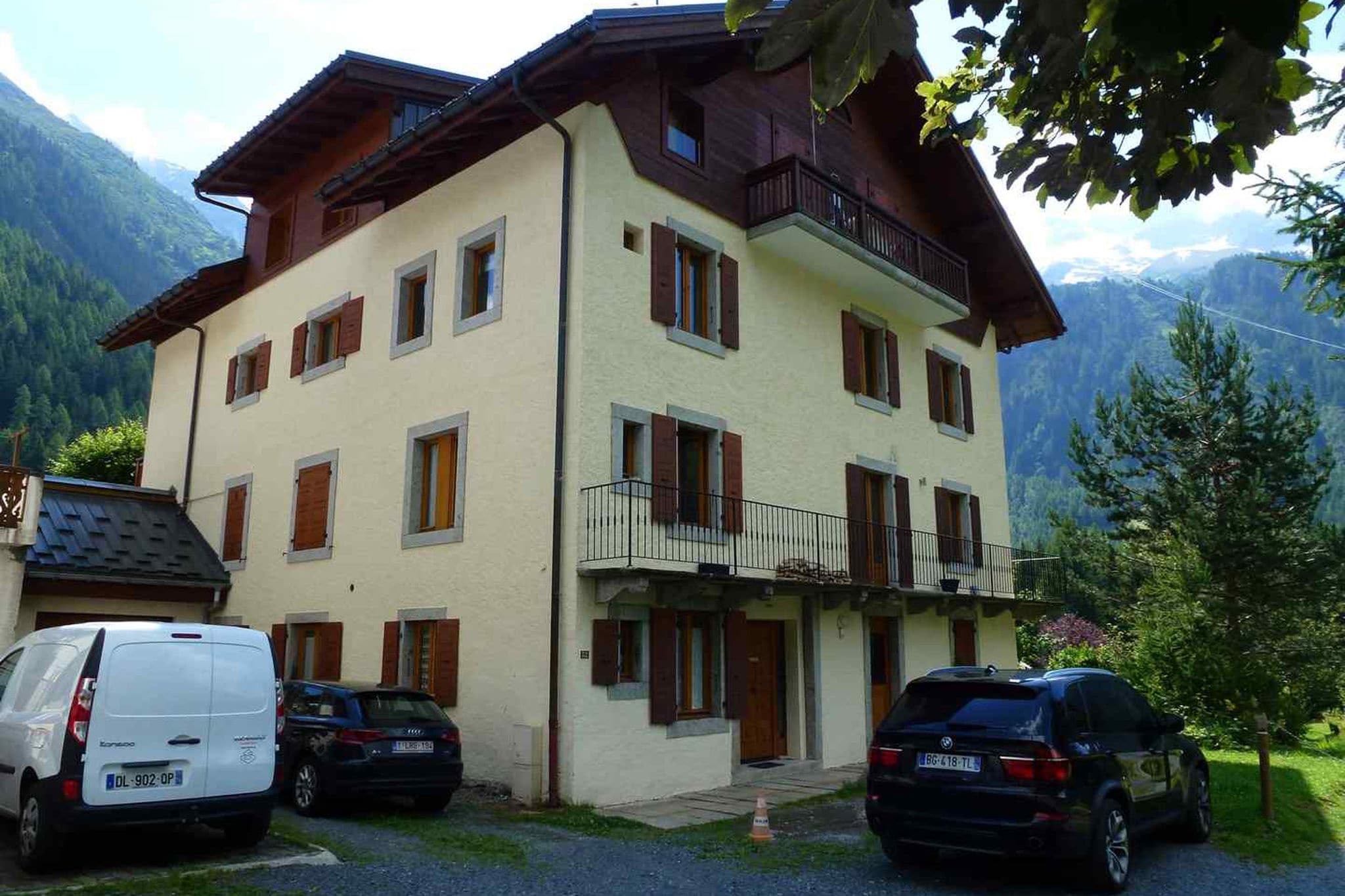 Snug apartment in Chamonix-Mont-Blanc with balcony