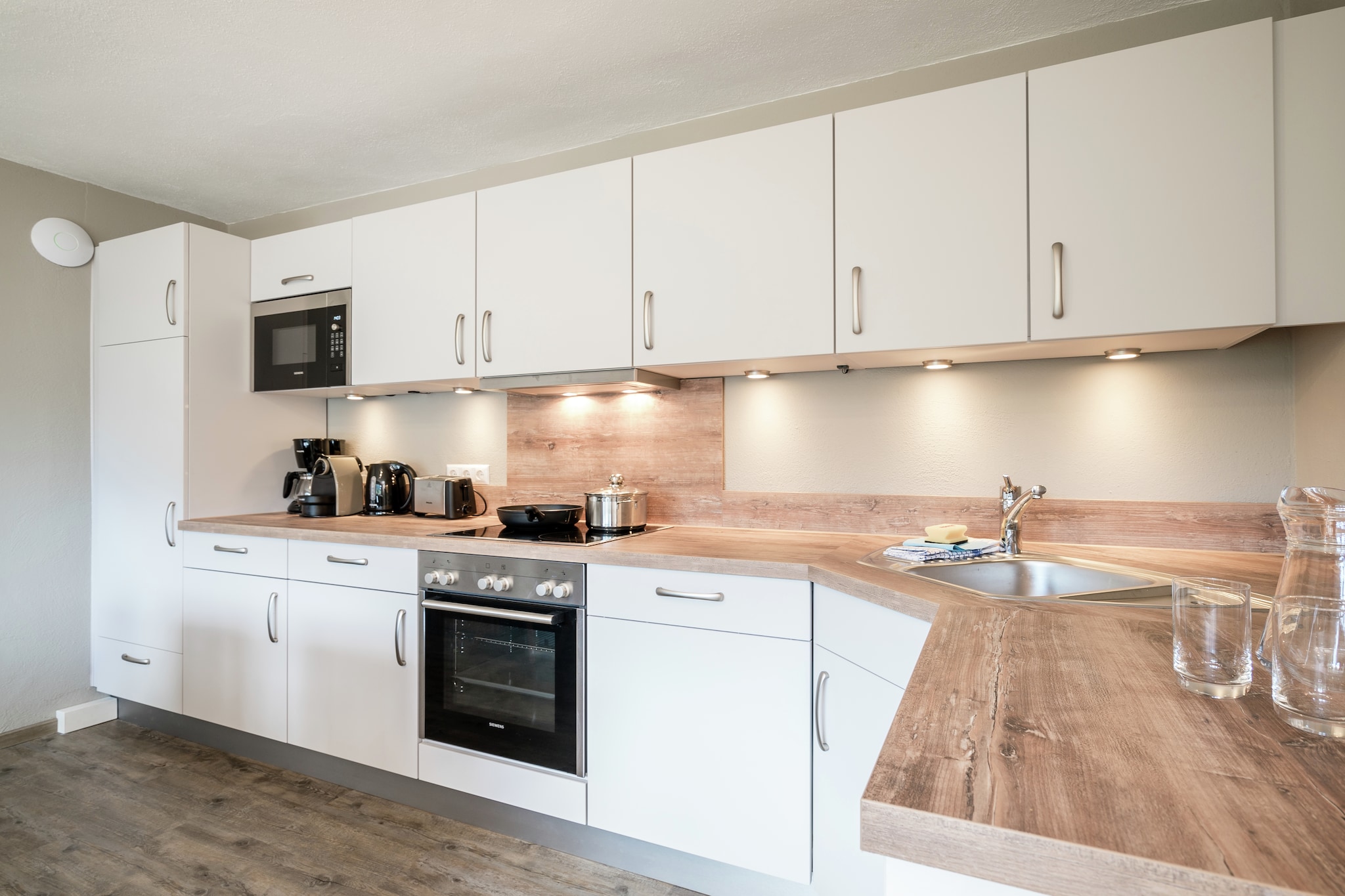 Ground floor: (Living room(TV, seating area), Kitchen(dining table, cooker(ceramic), oven, microwave, dishwasher, fridge-freezer, tumble dryer, washing machine), Bedroom with bathroom(double bed, bunk bed, shower, washbasin), toilet)\n\nOn the 1st floor: (Bedroom with bathroom(double bed, bunk bed, shower, washbasin, toilet), Bedroom with bathroom(double bed, bath tub, shower, washbasin, toilet), walk-through bedroom(double bed), bathroom(bath tub, shower, washbasin, toilet))\n\nski storage(ski boot heaters), terrace, garden(fenced), bicycle storage, parking, children\'s bed, high chair