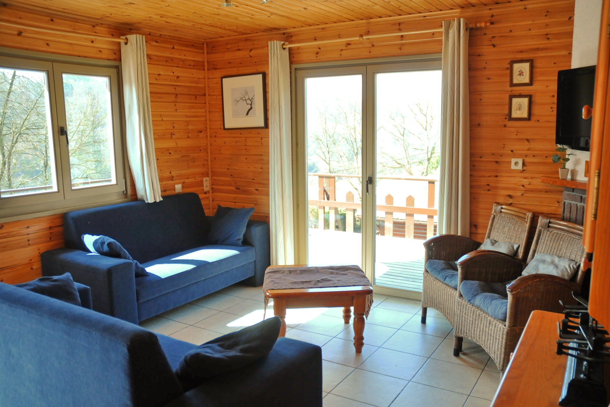 A cozy and serene 4-bedroom holiday home in La Roche that can host 8 guest making it an ideal stay for a group or family with children. There is an sauna and electric heating to make you comfortable.



Relax in the beautiful natural surroundings and unwind with a swim in the public swimming pool at 2 km. You can enjoy perfect tranquility here. If you need any daily essentials you need not go far as the baker, supermarket, and town center are all within a distance of 2 km.



Make yourself comfortable in the living room reading a book or watching TV. The dining table is spacious for the whole  family to enjoy the dinner together.  Electric heating keep the house warm and cozy always. You can relax in the terrace with furniture and have fun with your loved ones over the barbecue. Needs of the little guests are taken care of with a cot and high chair that can be availed for a fee. There is a garage here for safe parking.



Train station lies 20 km away and gives you good connectivity.
