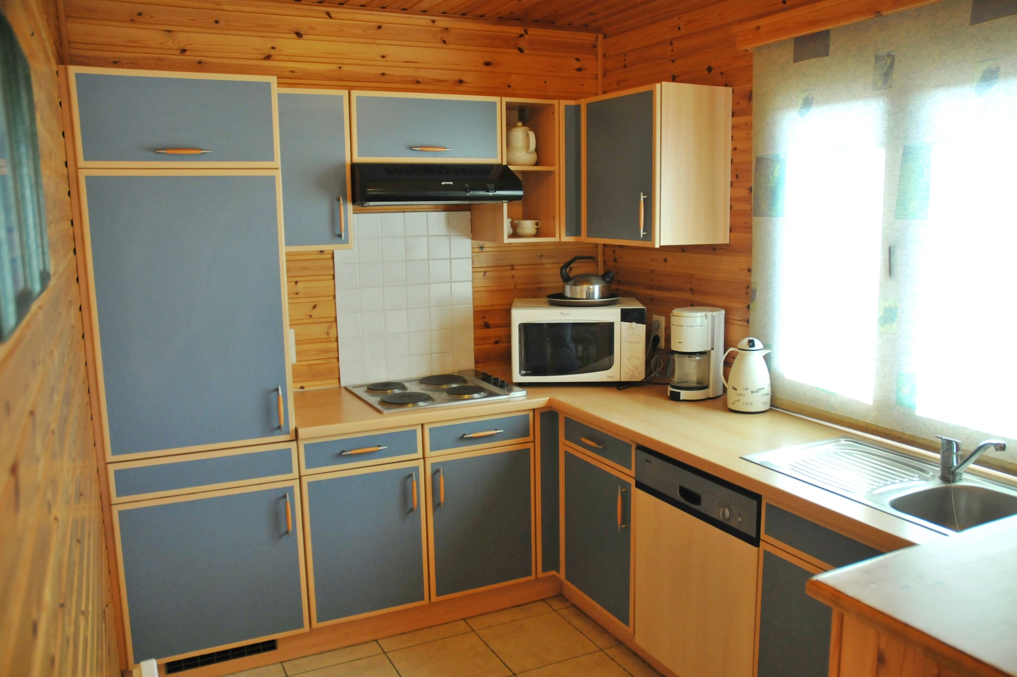 Ground floor: (bedroom(double bed), bedroom(2x single bed), bathroom(shower, washbasin), toilet, sauna)\n\nOn the 1st floor: (Living room(TV(flatscreen), dining table, seating area, DVD player), open kitchen(electric kettle, cooker(4 ring stoves, electric), coffee machine, microwave, dishwasher, fridge), bedroom(2x single bed), bedroom(bunk bed), bathroom(bath tub, washbasin), toilet)\n\ngarage, heating(electric), terrace, garden furniture, BBQ