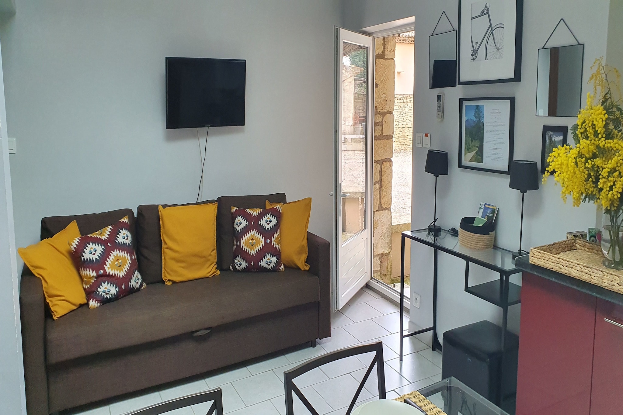 Simplistic Holiday Home in Orgon with Swimming Pool