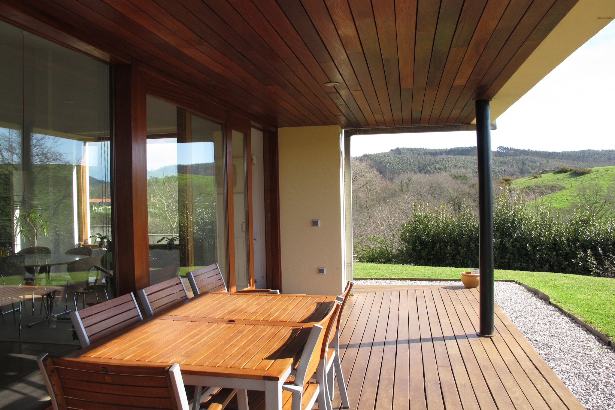 This modern 4-bedroom holiday home is in Villaverde de Pontones. It is ideal for a family and can accommodate 6 guests. This has a bubble bath for you to unwind after a long tiring day. The beach is 5 km from the property. This home is 10 km away from the golf course. Solares town centre is 5 km from the home. Nearby places to visit include Santander and Bilbao. A private garden is available for you to enjoy some lovely time outdoors. This child-friendly home has play equipment, if travelling with the little ones. Garage is available in the premises. A fireplace is provided in the living room to keep you cosy inside. Santander Airport lies 18 km from the holiday home. You can check in from 5-8 PM and you can check-out from 9-10 AM.