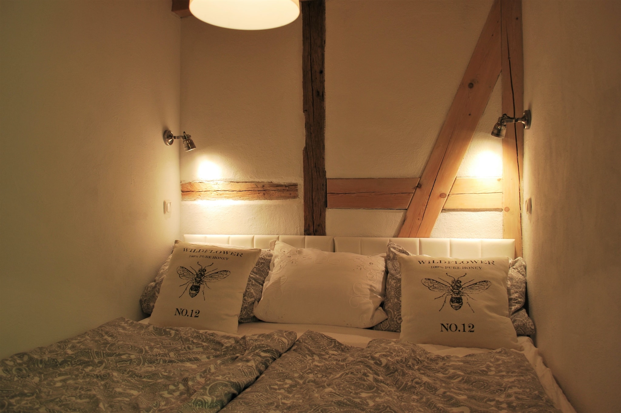 On the 1st floor: (bedroom(double bed(boxspring, 180 x 200 cm)), bedroom(single bed(100 x 190 cm), single bed(100 x 190 cm)), bathroom(shower, washbasin, toilet), Landing)\n\nAttic: (open kitchen(electric kettle, cooker(4 ring stoves, ceramic, electric), coffee machine, oven, dishwasher, fridge-freezer), Living/diningroom(TV, dining table(4 persons), stove(wood), wireless music system))\n\nEntrance(shared with other guests, acces via outside stairway), sauna(shared with other guests, paid, 2 persons), heating(electric, wood), garden(shared with the the owner and other guests, 200 m2), BBQ(charcoal), parking, deckchairs, play equipment, bicycles available