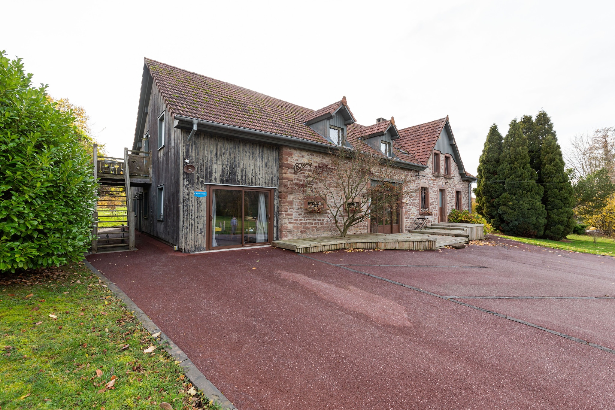 Mountain Stay Near Canal