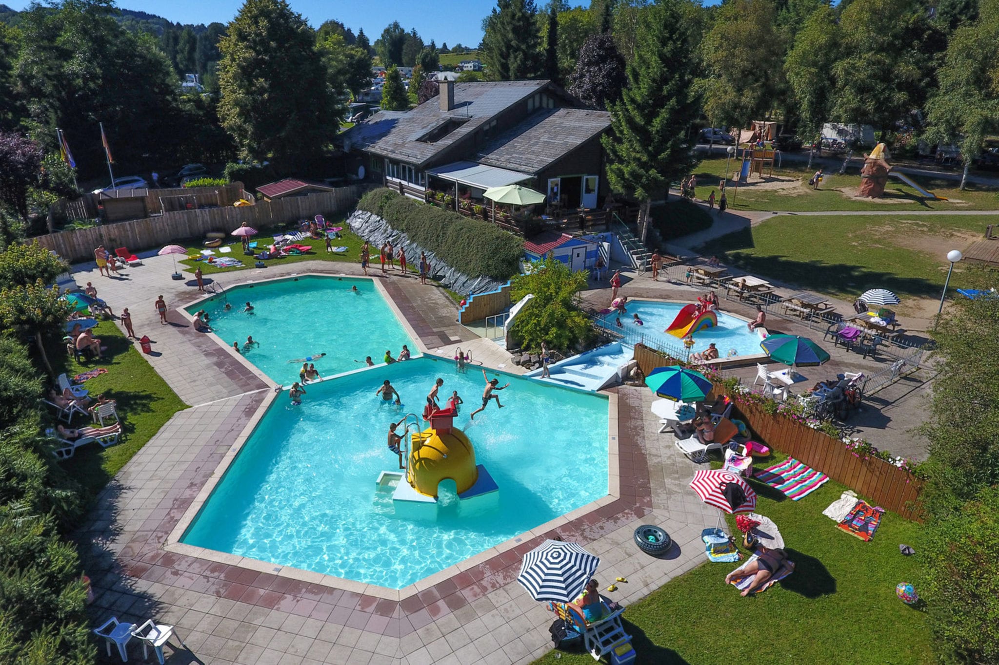 Relaxing Chalet in Dochamps with Swimming Pool and Terrace