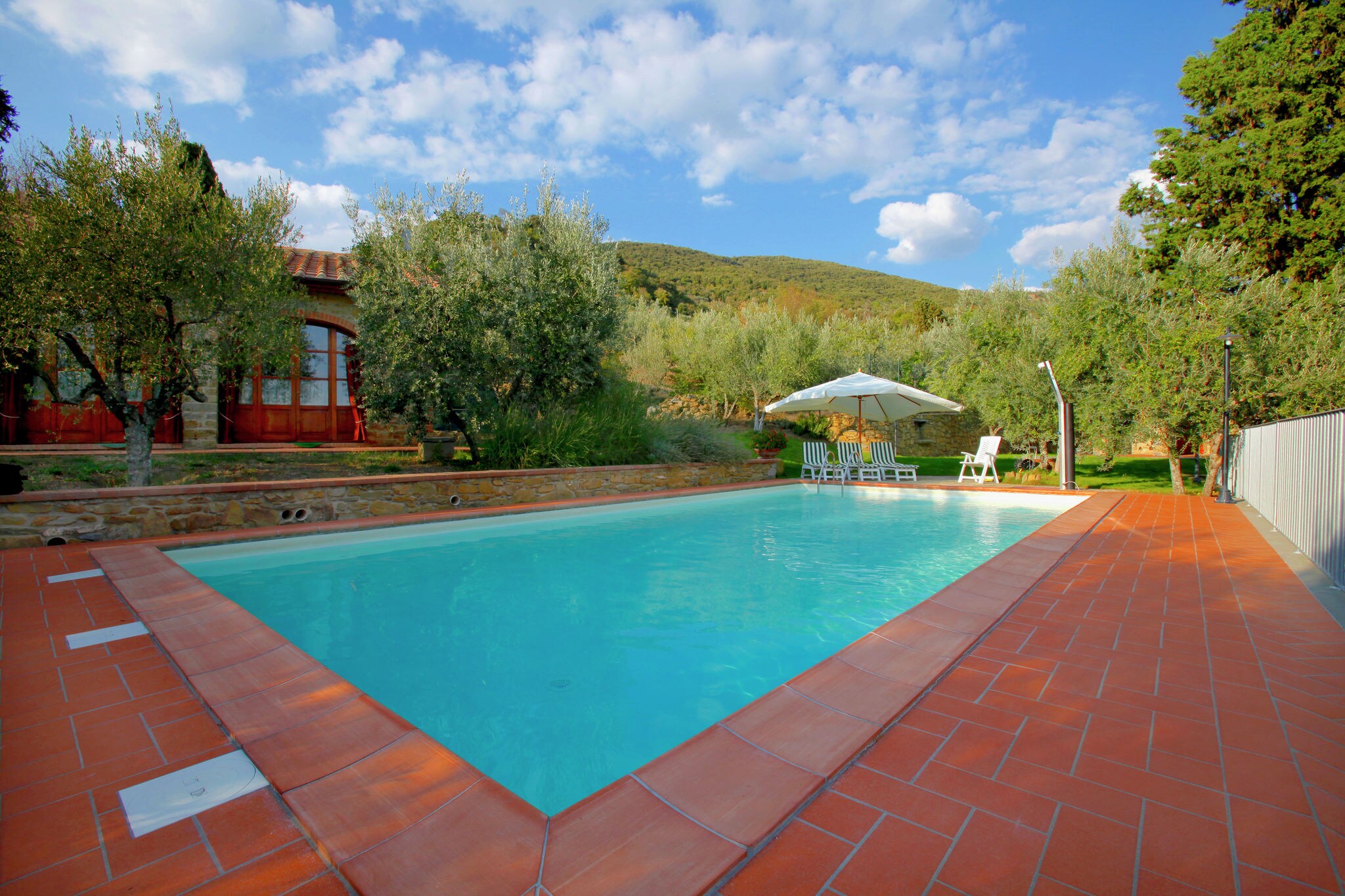 Villa met privézwembad, 2 km van stadje, ruime tuin en prachtig uitzicht