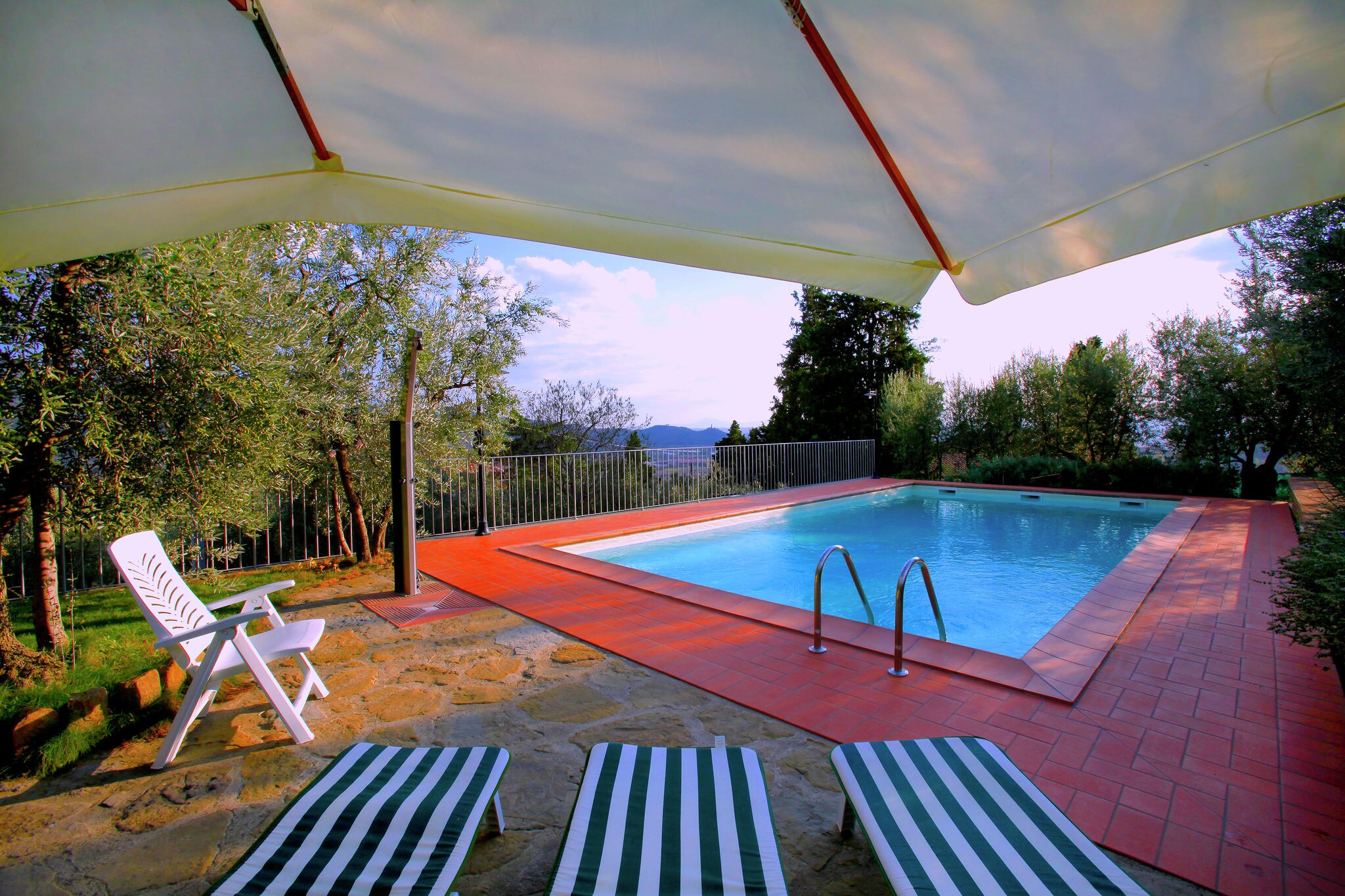 Villa met privézwembad, 2 km van stadje, ruime tuin en prachtig uitzicht