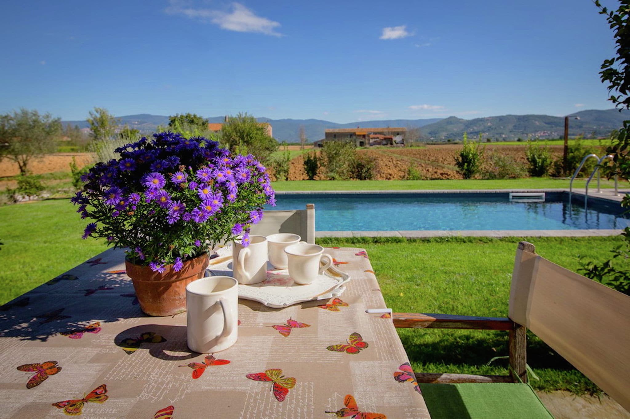 4-person villa with private swimming pool and garden in lovely surroundings near Cortona
