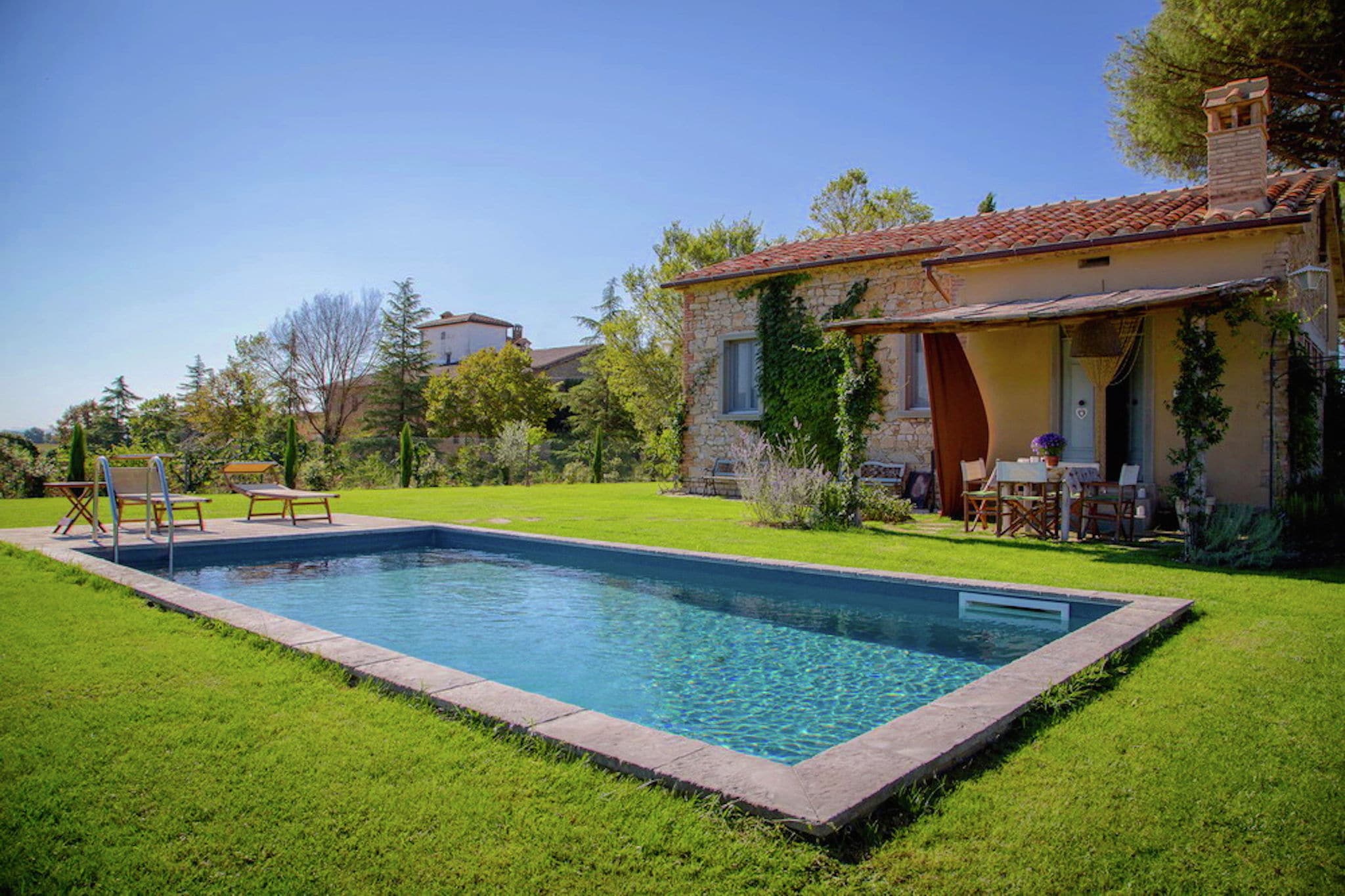 4-person villa with private swimming pool and garden in lovely surroundings near Cortona