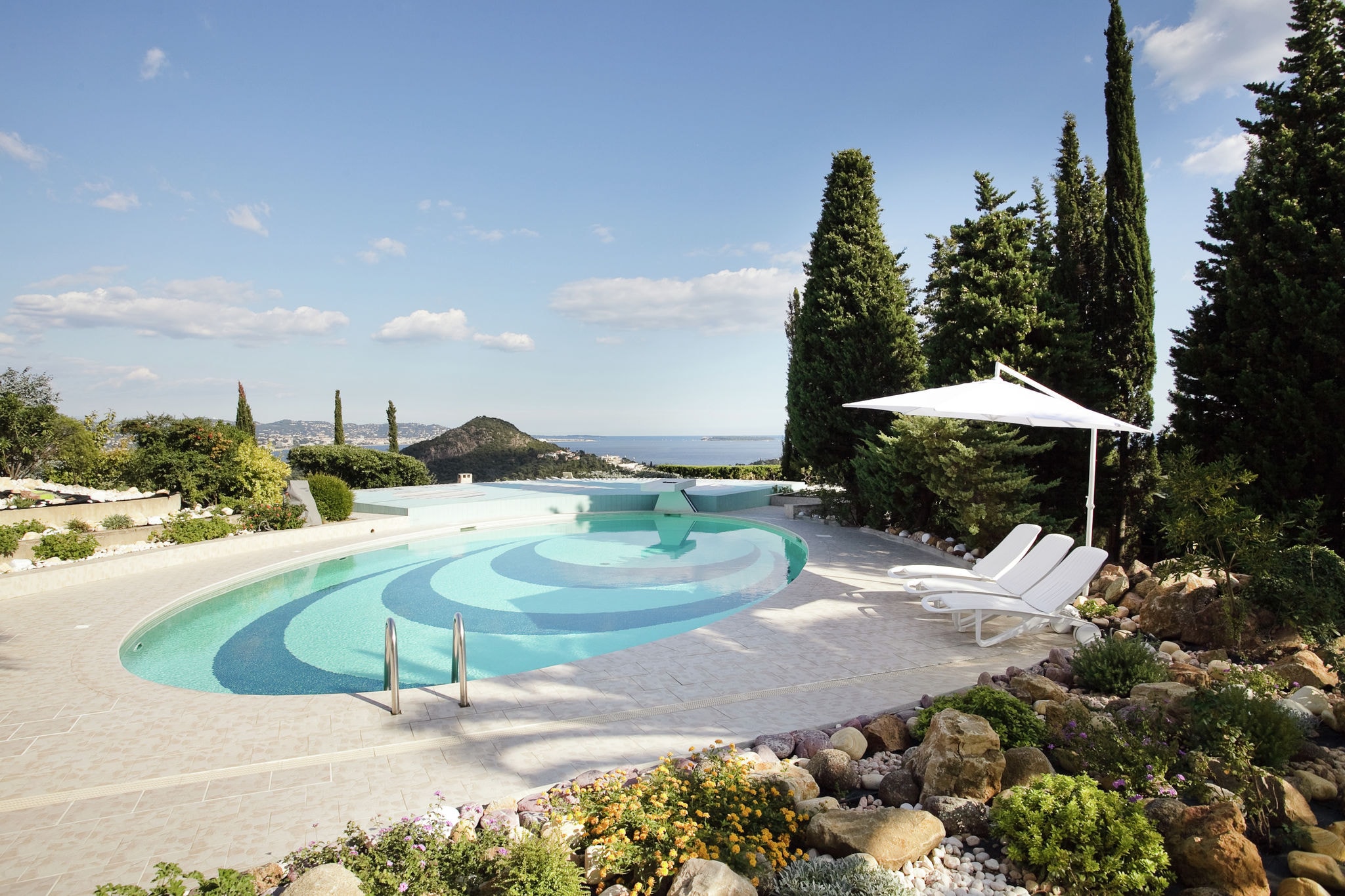 Luxe villa van architect Cote d'Azur met rust, zee en bergzicht