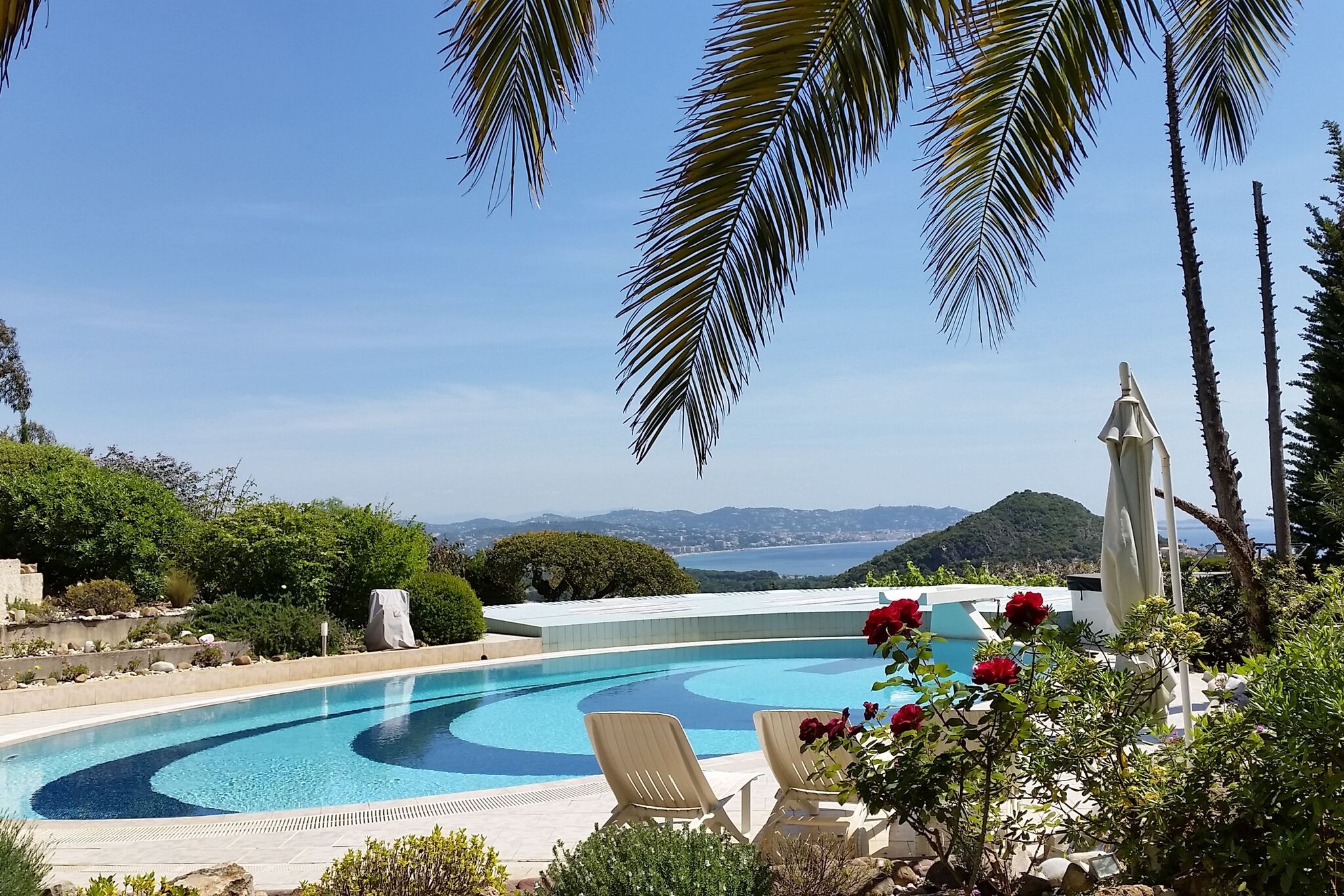 Luxuriöse Architektenvilla an der Côte d'Azur mit See- und Bergblick
