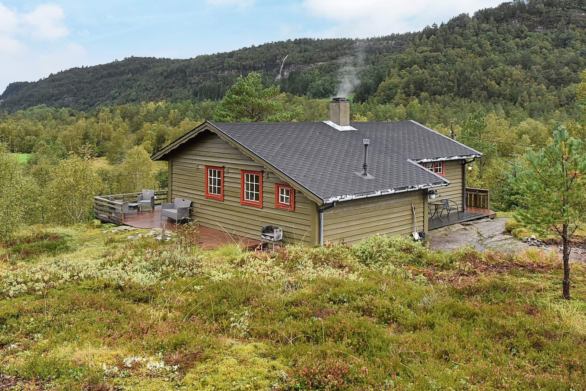 Holiday home for anyone who seek peace and quiet, and where you can experience wildlife such as deer, foxes and squirrels. 2 km to the small town of Leirvik and the Sognefjord, the world's longest fjord arm with all its attractions and experiences. Electricity included. The cottage is cozy and simply furnished. In one bedroom you can choose between having two single beds or a double. Internet for streaming TV channels, in addition to TV with Norwegian and international channels via Riks-TV. A terrace of 35 sqm extends around the entire cottage, so here you can move the outdoor furniture after the sun from early morning until late at night in the summer. Enjoy the sound of the herring from the stream and the sight of the sunset at 22.30 in the middle of summer. By the fjord you can experience the most beautiful sunset. From here you can go on an island hopping trip along islands and seas, walk on cultural trails in Kvernsteinsparken or along the old Trondheim post road. The majestic, magical mountain Lihesten is an eldorado for hikers and climbers and is a "must". Great views. 17 marked trails in the area. Take the trip to Ytre Sula and walk the 4.6 km long part of the North Sea Trail which is located on Ytrøy in Ytre Sula. You get here by taking a ferry from Rysjedalsvika, 7 km from the holiday home, to Krakhella and drive approx. 37 km out to Ytrøy in Ytre Sula. Great hiking terrain in the area near the cabin and the mountains along the Sognefjord with fantastic views. The owner of the cabin also has a small farm cabin/stable house on the farm on the mountain with the mountain Lihesten in the background, which you can visit (see last photo). Experience the wonderful nature and silence!