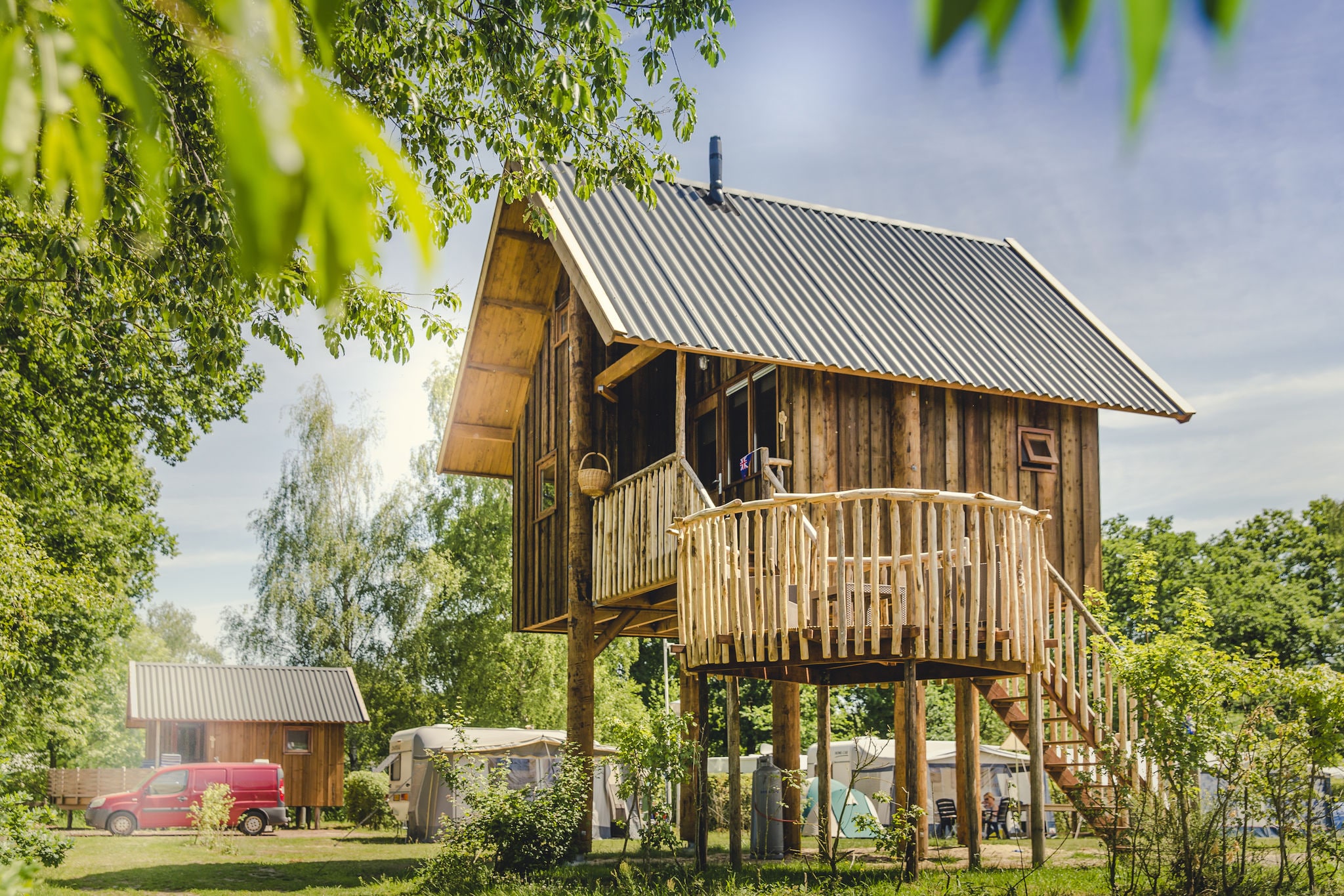 Schönes Baumhaus aus Holz mit Terrasse