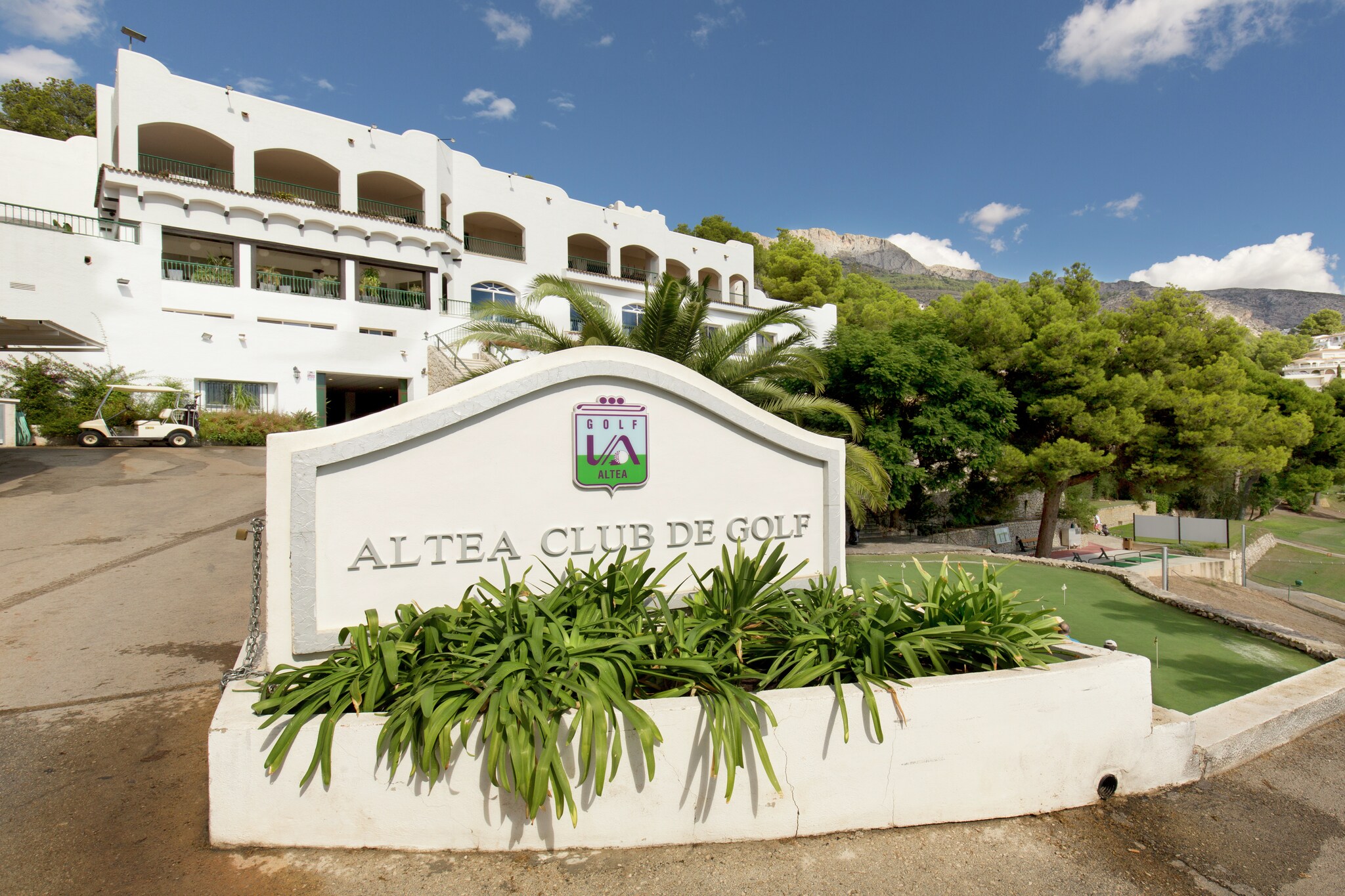 This stylish apartment in Altea has 2 bedrooms and offers gorgeous views of lush greenery all around. Ideal for a small family of 4, it features a shared swimming pool, where you can take a dip to beat the heat.

Apart from close proximity to the golf course, located a few steps away, this apartment is also close forest area, 500 m away. For buying essentials or enjoying meals, you can go to the town center, 1 km away. The sea is a short drive away, where you can enjoy sunsets or water sports.

Enjoy a glass of wine with views from the furnished terrace, while barbecue prepares sizzling delicacies. Parking is available just a few steps away. The air-conditioned apartment features a well-equipped kitchen for your culinary experiments. There is a living cum dining room with TV, sitting area, dining table. The washing machine is also there for your convenience.

Please note that guests must pay for electricity consumption on site.