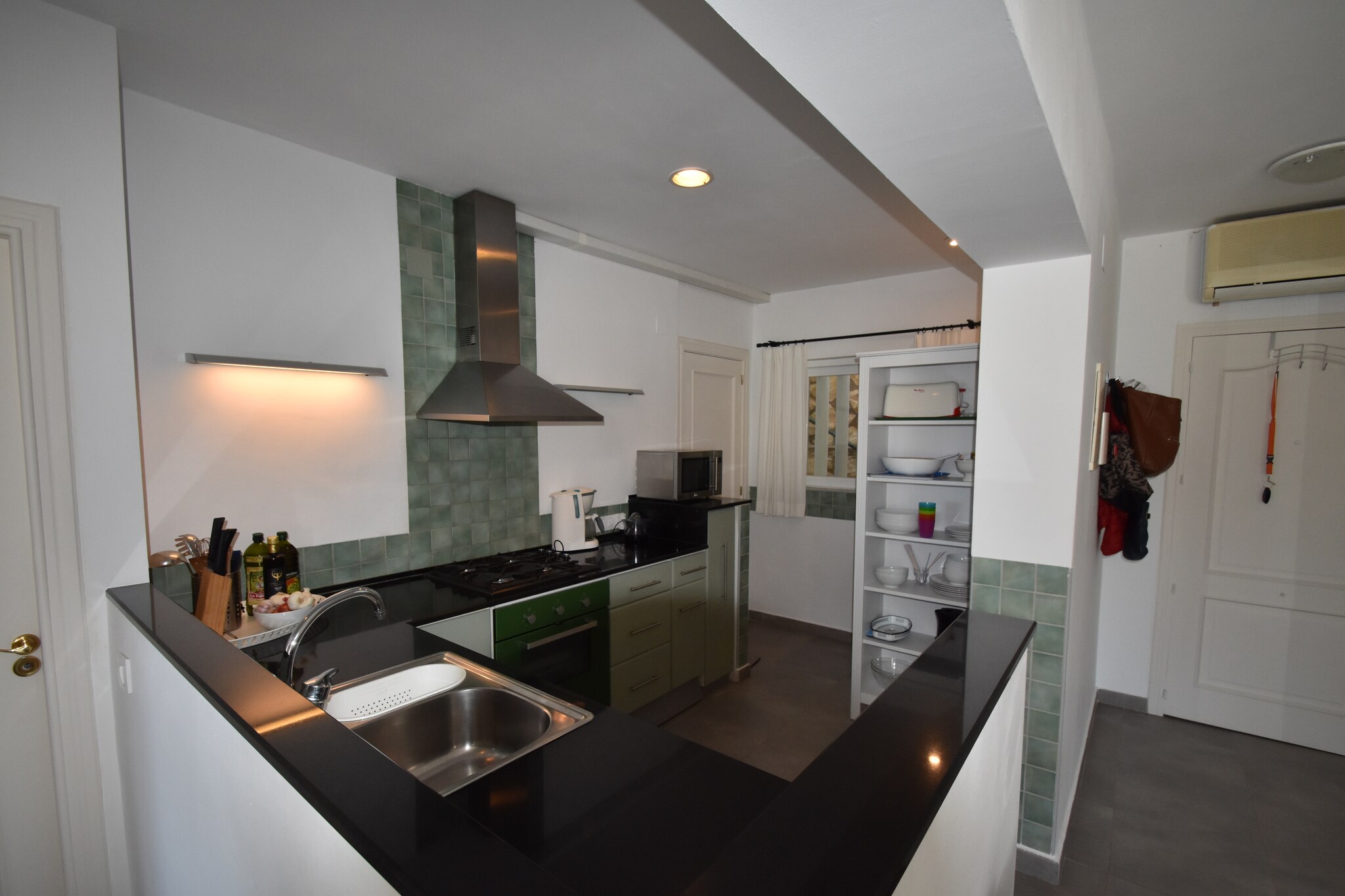 Ground floor: (hallway, heating(floor heating, through air conditioning), air conditioning, terrace(40 m2))\n\nEntrance, open kitchen(electric kettle, toaster, cooker(electric), hood, coffee machine, oven, microwave, dishwasher, fridge, fridge-freezer), Living/diningroom(TV(international television channels), dining table(4 persons), seating area(4 persons)), bedroom(double bed), Bedroom with bathroom(double bed, shower, washbasin, toilet), bathroom(shower, 2x washbasin, toilet), washing machine, garden doors, garden furniture, parking, parasol, swimming pool(shared with other guests, 10 x  4 m.)