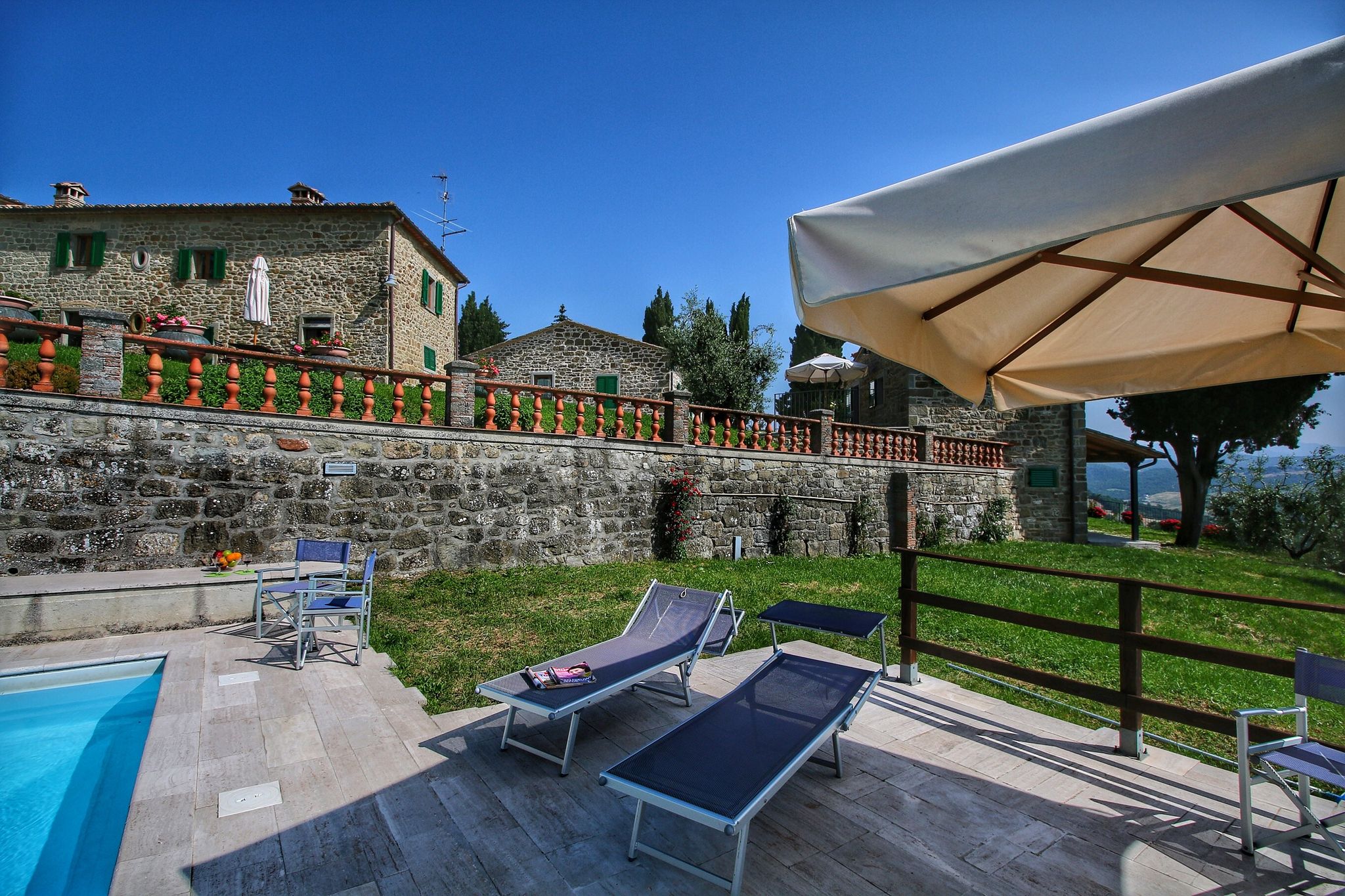Bauernhaus mit Schwimmbad, in dem Dorf Michelangelo