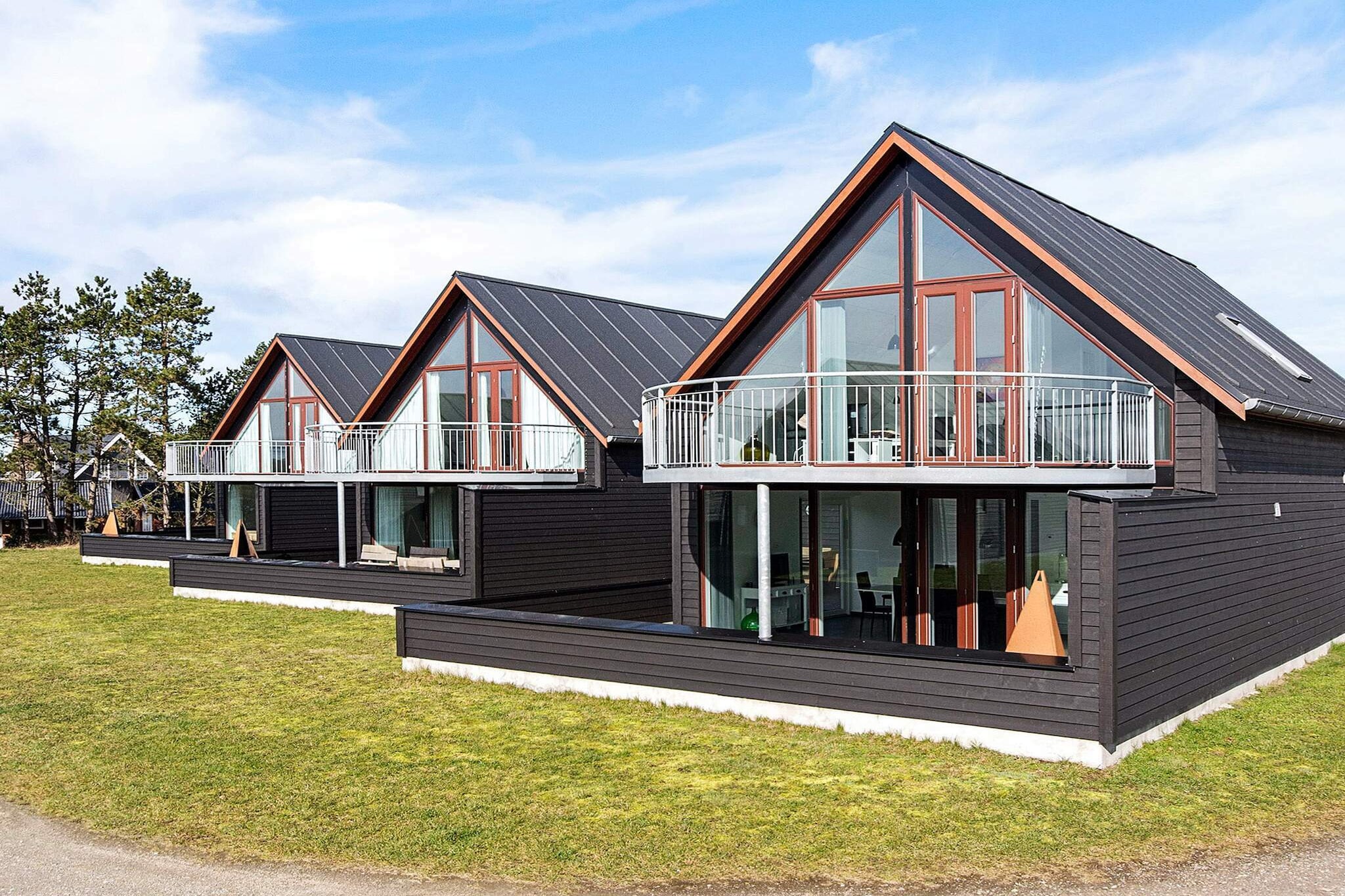 Holiday home on 2 floors built in the best materials with a view of the golf course and the Wadden Sea at Havneby. The cottage is modern but classically decorated with everything in white goods. One of the house's two bathrooms contains a 2-person whirlpool and access to the sauna. The modern, bright kitchen includes a dining area / family room with access to the terrace, where there is a barbecue and garden furniture available. From the living room on the 1st floor there is access to a balcony with a view of Rømø Golf Links and the Wadden Sea with ship traffic. There are three bright double bedrooms. The house is located in a cottage area within walking distance to the harbor environment with fishing cutters and the ferry to Sylt, various restaurants, shopping and grocery store as well as the always changing Wadden Sea. Not for rent to youth groups.
A refundable deposit might be charged closer to your check-in date. This deposit covers utilities consumed during your stay and any additional services that may be taken. The final amount will be adjusted based on actual meter readings, actual usage of extra services, and any remaining balance will be refunded within 21 days after checkout.