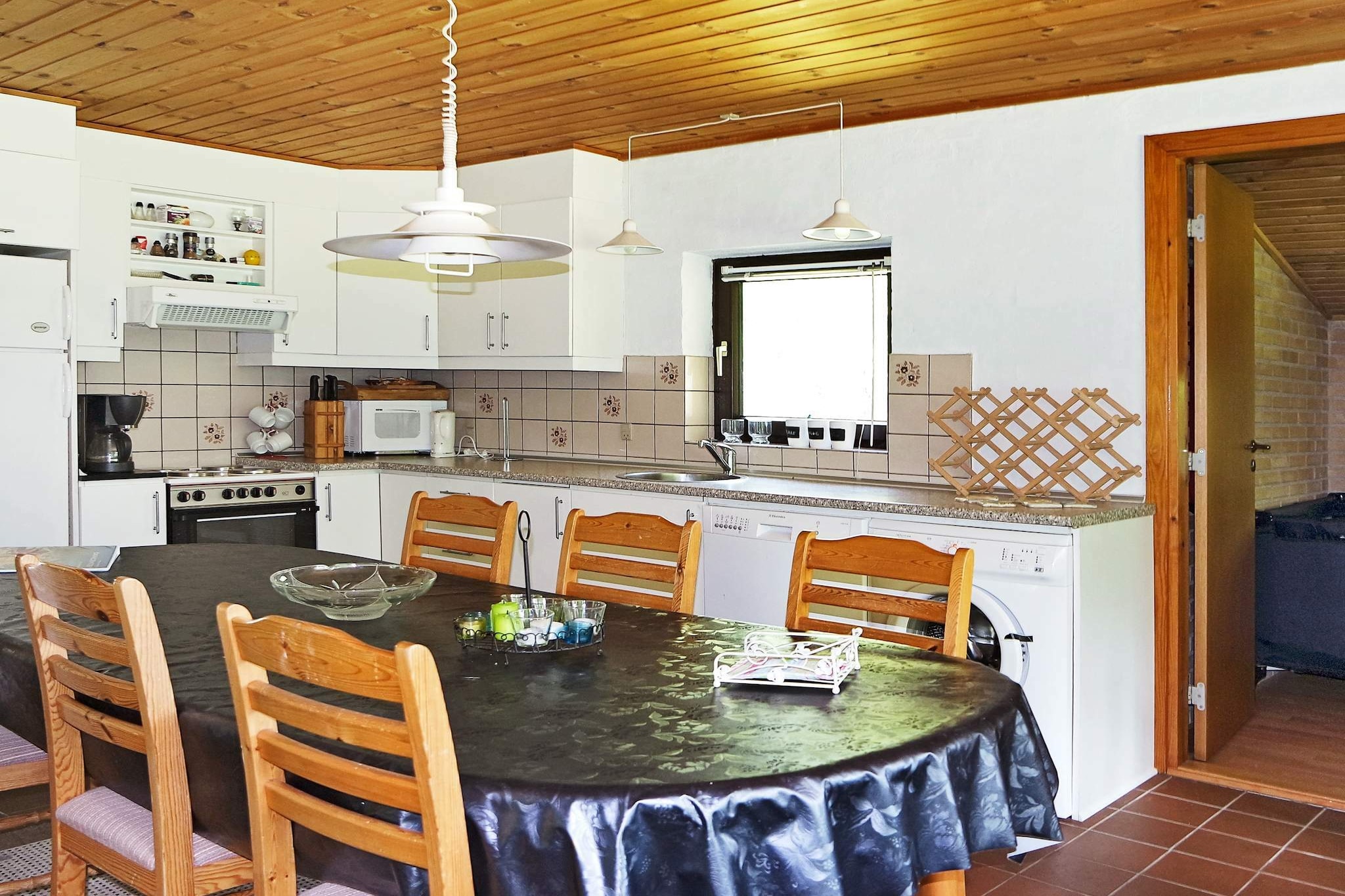 Cottage with large terrace located in area with opportunities for fishing, horseback riding, bike rental and more. The kitchen was renovated in 2011. Short distance to cozy Mariager, which is very beautifully located by Mariager Fjord. Not for rent to youth groups.