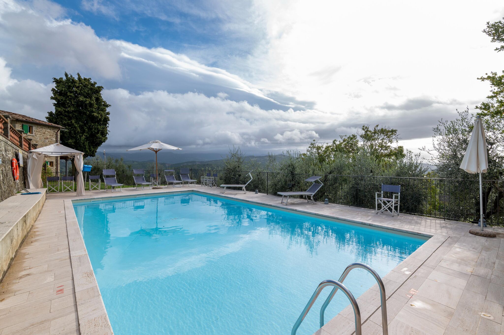 Historic farmhouse with swimming pool, in Michelangelo's places