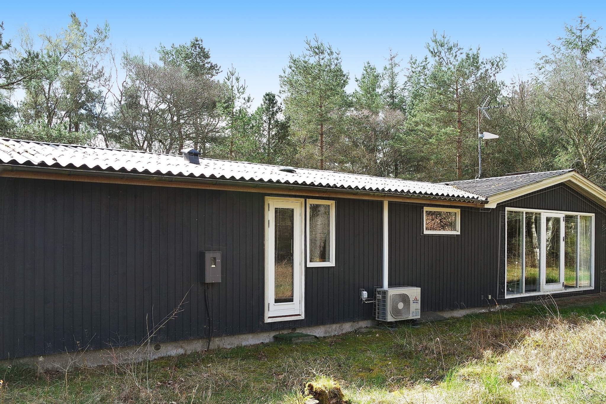 Holiday home with whirlpool and sauna located a few minutes walk from the water in a quiet and scenic area by Als Odde. Bright and spacious living room with plenty of space with wood stove and air / air heat pump. The living room is in open connection with the kitchen, which was renovated in 2021 with new floor and new kitchen. From the kitchen there is also access to the terrace. There are two good rooms with double beds, a room with a bunk bed and a room with single beds. Bathroom with whirlpool and sauna and a bathroom with toilet and sink. Not for rent to youth groups.