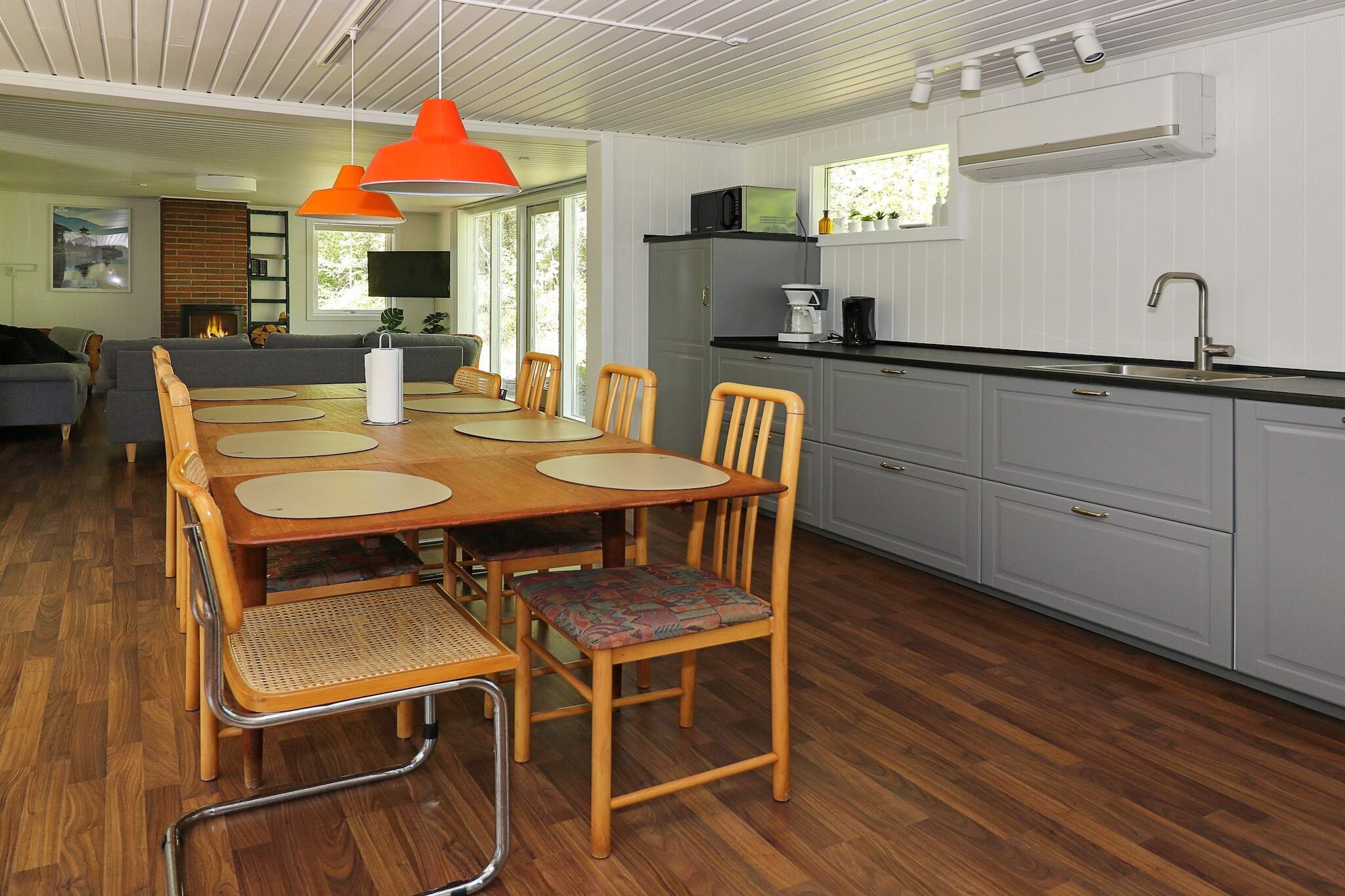 open kitchen(cooker(electric), hood, coffee machine, microwave, dishwasher, fridge(+ freezer)), Living/bed room(TV(cable, german television channels, danish TV channels (DR1 and TV2)), high chair, chromecast), bedroom(double bed, children\'s bed), bedroom(double bed), bedroom(2x single bed), bedroom(2x bunk bed), bathroom(floor heating)(bathtub or shower, washbasin, washing machine), bathroom(washbasin, toilet), Bubble bath(indoor, heated, 2 persons), sauna(indoor, heated, 2 persons), heating(electric), terrace, BBQ, air to air heatpump