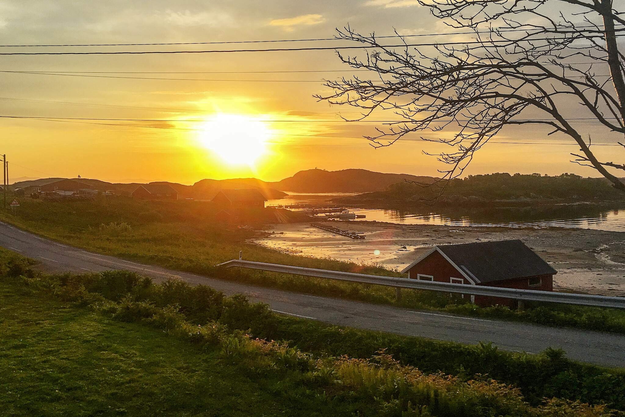 Pleasant holiday home with whirlpool and barbecue by the sea on the island of Bjarkøy. Great for anglers who want sea and ocean fishing. The holiday home in the village of Leirvåg was built in 1827 and completely renovated in 2017. The house's old style was maintained with open timber walls. The ground floor has a spacious living room, kitchen, and dining room, while the first floor has 3 bedrooms. The double beds in two of the bedrooms are 1.20 m wide. In the living room, there is a gas stove that provides heat on cold days. Broadband and cable TV with international channels and PlayStation. Large terrace with outdoor furniture, whirlpool and barbecue area. The holiday home is located 50 m from the sea. From the house, the terrace, the barbecue room and the whirlpool there is a magnificent view of the sea and the islands. Listen to the waves hitting the shore and enjoy the beautiful view of the midnight sun on spring and summer evenings. A barbecue kitchen and furniture are available in the barbecue room. The plot is child-friendly and offers great opportunities for play and fun. The island has great hiking terrain for the whole family. The large sea area Andfjorden is rich in fish and has countless fishing grounds and greater depths with opportunities for varied fishing, also between the many islands in the area. The sea is known for its rich abundance of halibut and cod and invites you to exciting fishing trips. After the fishing trip, enjoy a warm bath in the whirlpool. Boat for rent: 17ft self-righting Sandström 510 classic with steering console, 50 hp Mariner engine,  with gps, chart plotter, sonar and 3 rod holders The boat is moored at the floating jetty, 150 m from the house. BOAT AND MOTOR ARE AVAILABLE IN THE PERIOD 1.5-1.10.