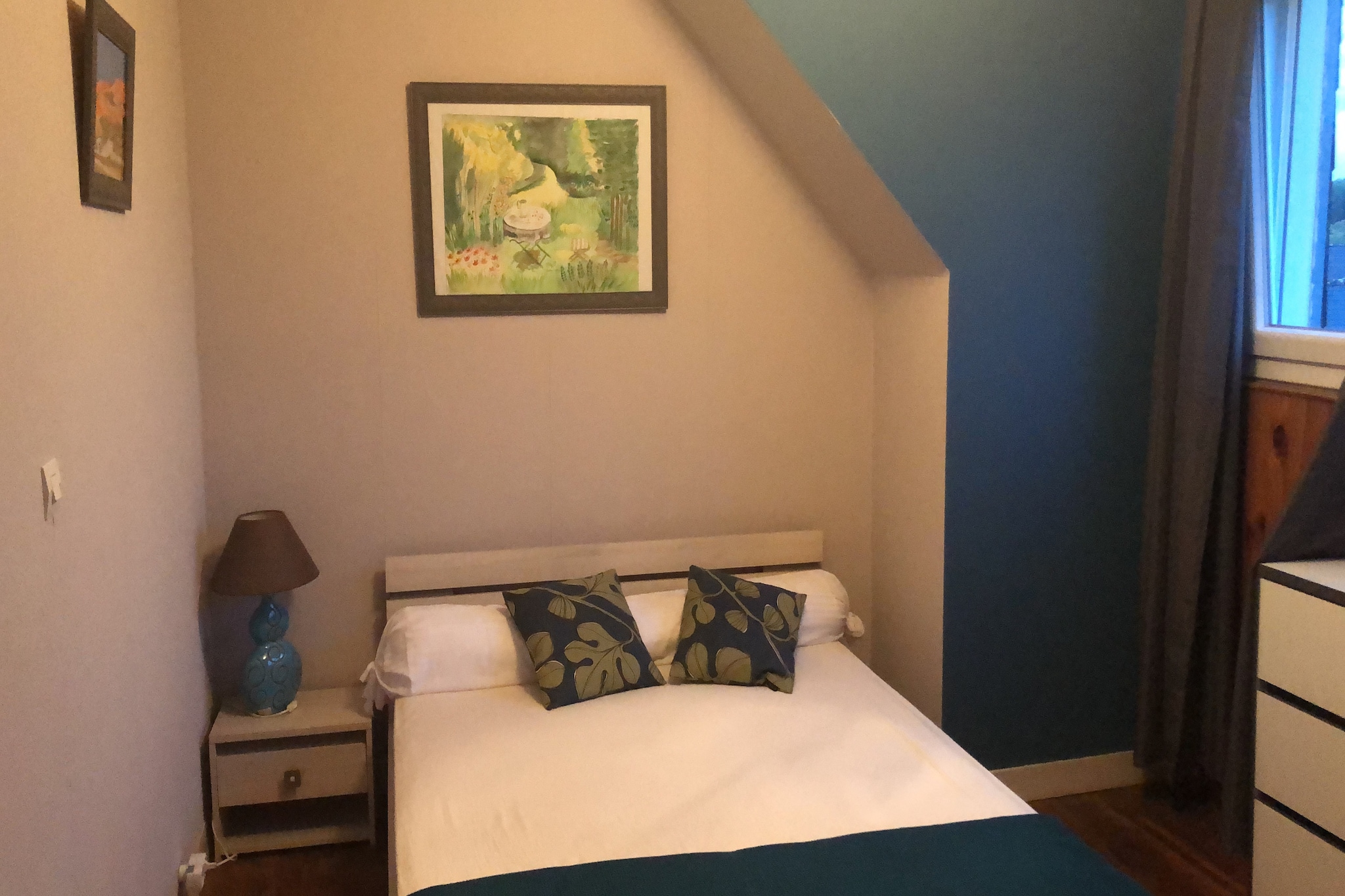 Ground floor: (Kitchen(electric kettle, toaster, coffee machine, oven, microwave, dishwasher, fridge-freezer), Living/diningroom(TV), bathroom(shower(walk-in shower), washbasin), toilet)\n\nOn the 1st floor: (bedroom, bedroom(double bed(140 x 190 cm), double bed or 2 single beds), bedroom(double bed(140 x 190 cm)), bedroom(double folding bed(140 x 190 cm)), toilet)\n\nBasement: (washing machine)\n\nAnnex: \n\ngarage, toaster, freezer, terrace, garden(fenced), garden furniture, BBQ, parking, children\'s bed