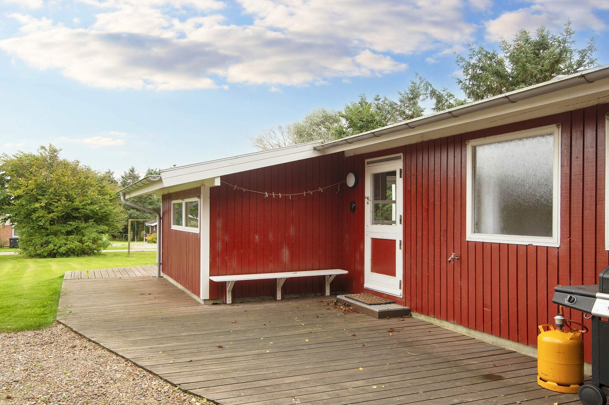 Holiday home located on 1000 m & # 178; natural plot with large lawn in Toftum Mountains, approx. 400 meters from the Limfjord with a child-friendly beach and plenty of space to frolic on a hot summer day. The cottage is bright and well furnished with a large living room with direct access to the terrace. In connection with the living room there is a nice bright conservatory, from which there are panoramic views of the garden and of the countryside to the south. The cottage is practically furnished with a combined living room / kitchen. The kitchen is i.a. equipped with ceramic hobs, mini oven, microwave and dishwasher. In the living room there is comfortable furniture, flat screen TV with the free Danish channels, DVD player, stereo with CD player and internet. There is a wood burning stove for a cool summer evening or an autumn day with rain and debris. The cottage also offers activities for the whole family, where there are opportunities for many good hours together. Indoors there is table football, electronic darts and PlayStation 3 incl. game. Outdoors there are football goals, swings and a sandbox for the little ones. In addition, a nice campfire site with benches around, where the family can enjoy making puff pastry and marshmallows. There are 3 bedrooms in the house as well as a 10 m & # 178; annex with double bed (140 x 200), which is perfect for teenagers or grandparents, etc. In addition, room with double bed (140 x 200) and 2 rooms with bunk beds. It's about. 100 m & # 178; terrace around the house with good garden furniture, where you can always find a place in the sun or where dinner can be enjoyed while the sun goes down over the area. There is a gas grill. At the nearby campsite there are shopping opportunities, cafeteria and free opportunity to use the campsite's playground and bouncy castle and have fun with the animals. Not for rent to youth groups.
A refundable deposit might be charged closer to your check-in date. This deposit covers utilities consumed during your stay and any additional services that may be taken. The final amount will be adjusted based on actual meter readings, actual usage of extra services, and any remaining balance will be refunded within 21 days after checkout.