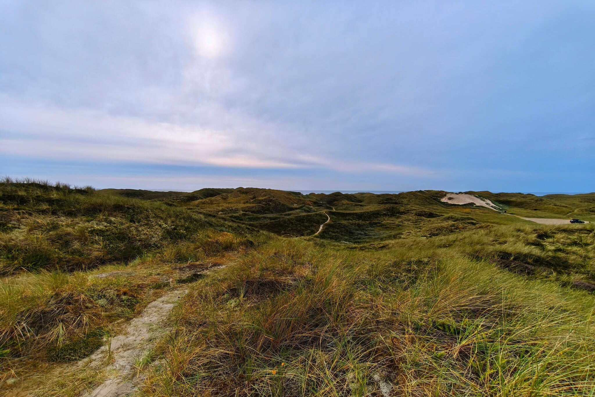 Internet Access DSL, open kitchen(cooker(electric), hood, coffee machine, dishwasher, fridge, freezer(100-139L)), Living/bed room(TV(satellite, german television channels), DVD player, CD player, stereo unit, chromecast), bedroom(double bed), bedroom(double bed), bedroom(single bed), bathroom(floor heating)(bathtub or shower, washbasin, toilet), heating(electric), terrace, BBQ