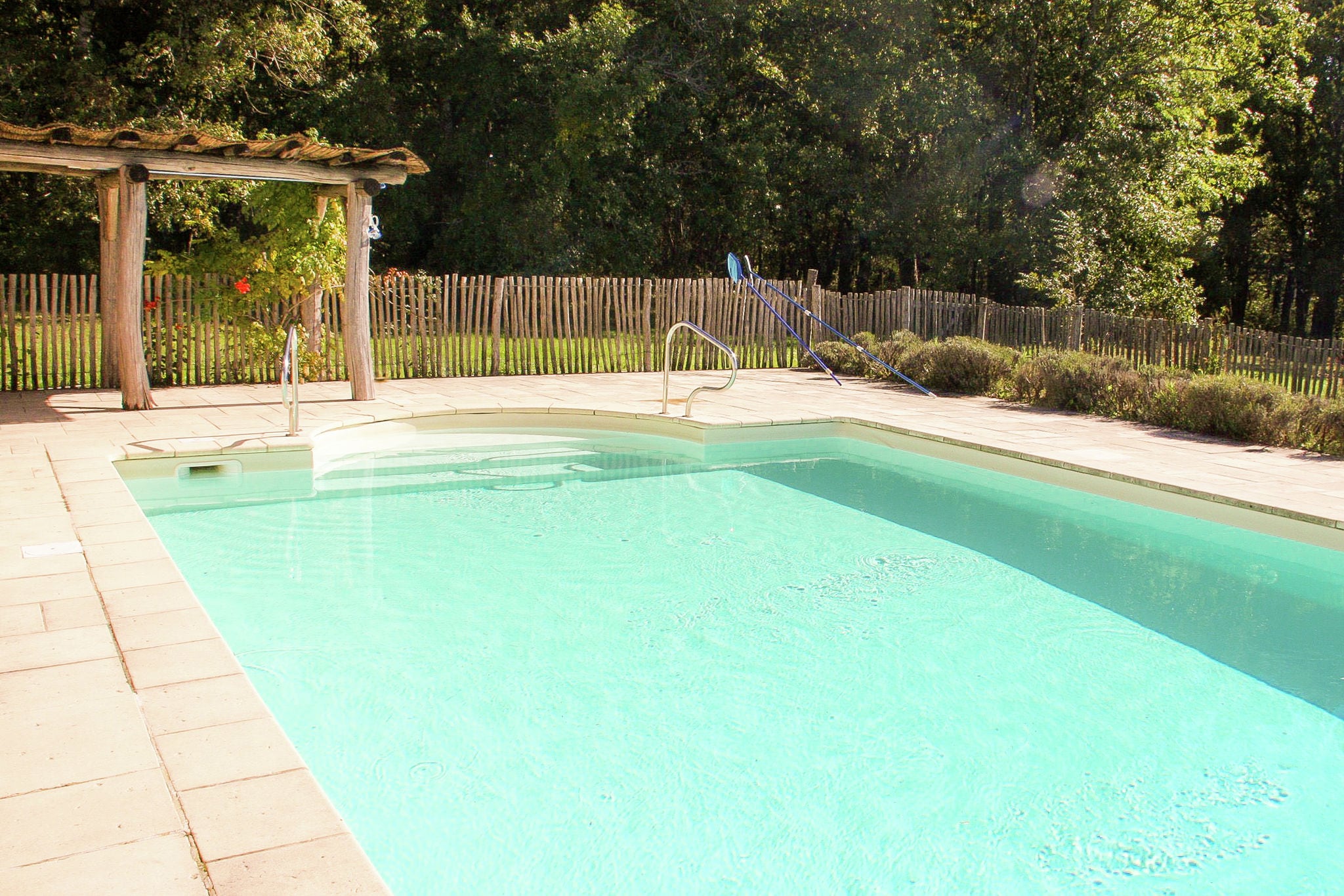 Schönes Ferienhaus in Issac mit Schwimmbad