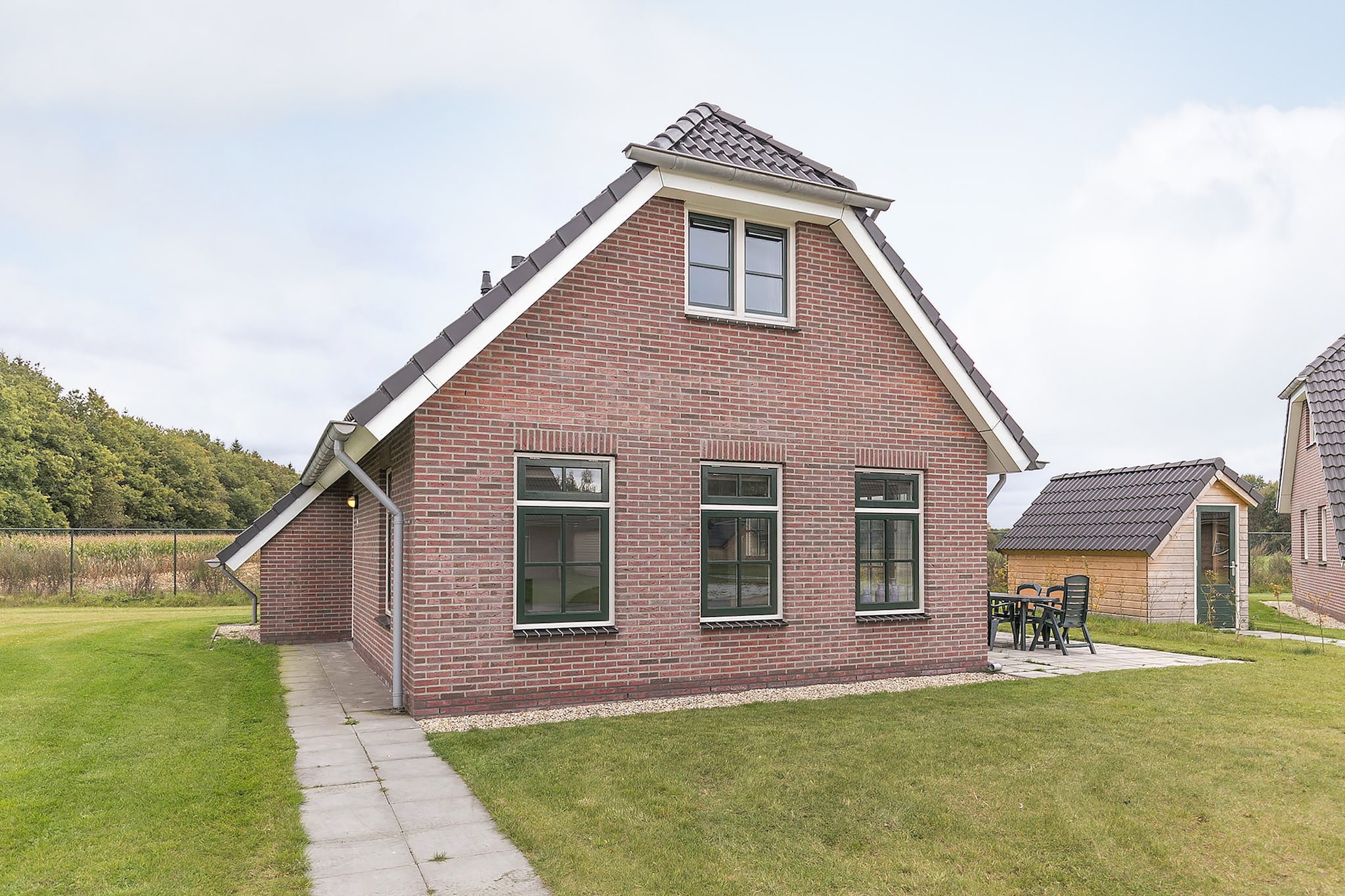 Vrijstaande villa met 2 badkamers rustig gelegen bij het bos