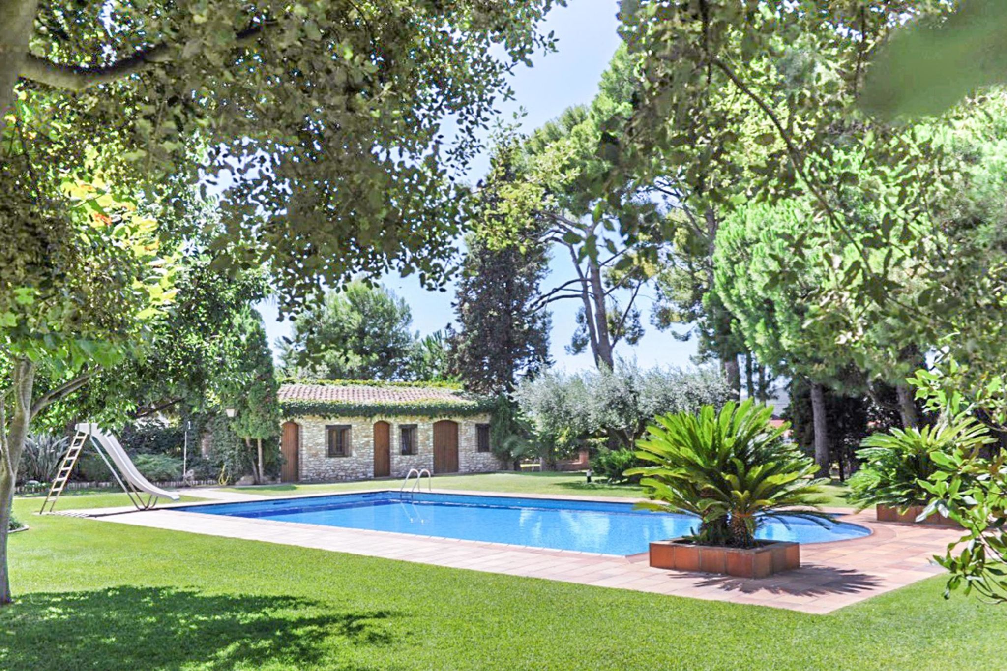 Jolie maison de vacances à Santa Oliva avec jardin