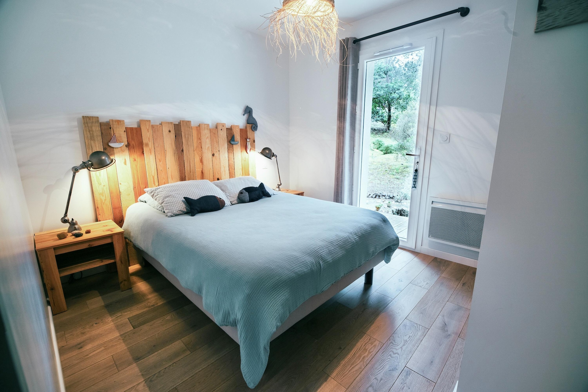 Ground floor: (open kitchen(hob(induction), electric kettle, espresso machine, oven, microwave, dishwasher, fridge-freezer), Living/diningroom(dining table, seating area), bedroom(double bed(160 x 200 cm)), bedroom(double bed(160 x 200 cm)), bedroom(double bed(140 x 190 cm)), bathroom(shower, washbasin, hairdryer))\n\ngarage, carport, TV, dining table, coffee machine, bathtub or shower, washing machine, terrace, garden, garden furniture, sun loungers, parking, deckchairs, parasol, ironing board, iron