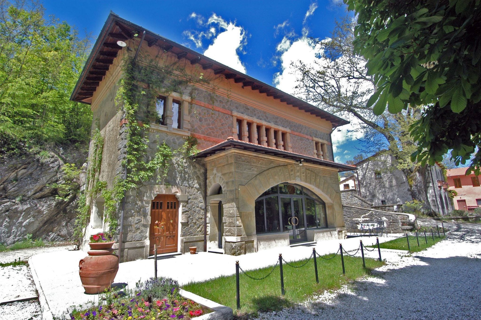 Prächtige Villa in Pistoia mit Whirlpool und Pool
