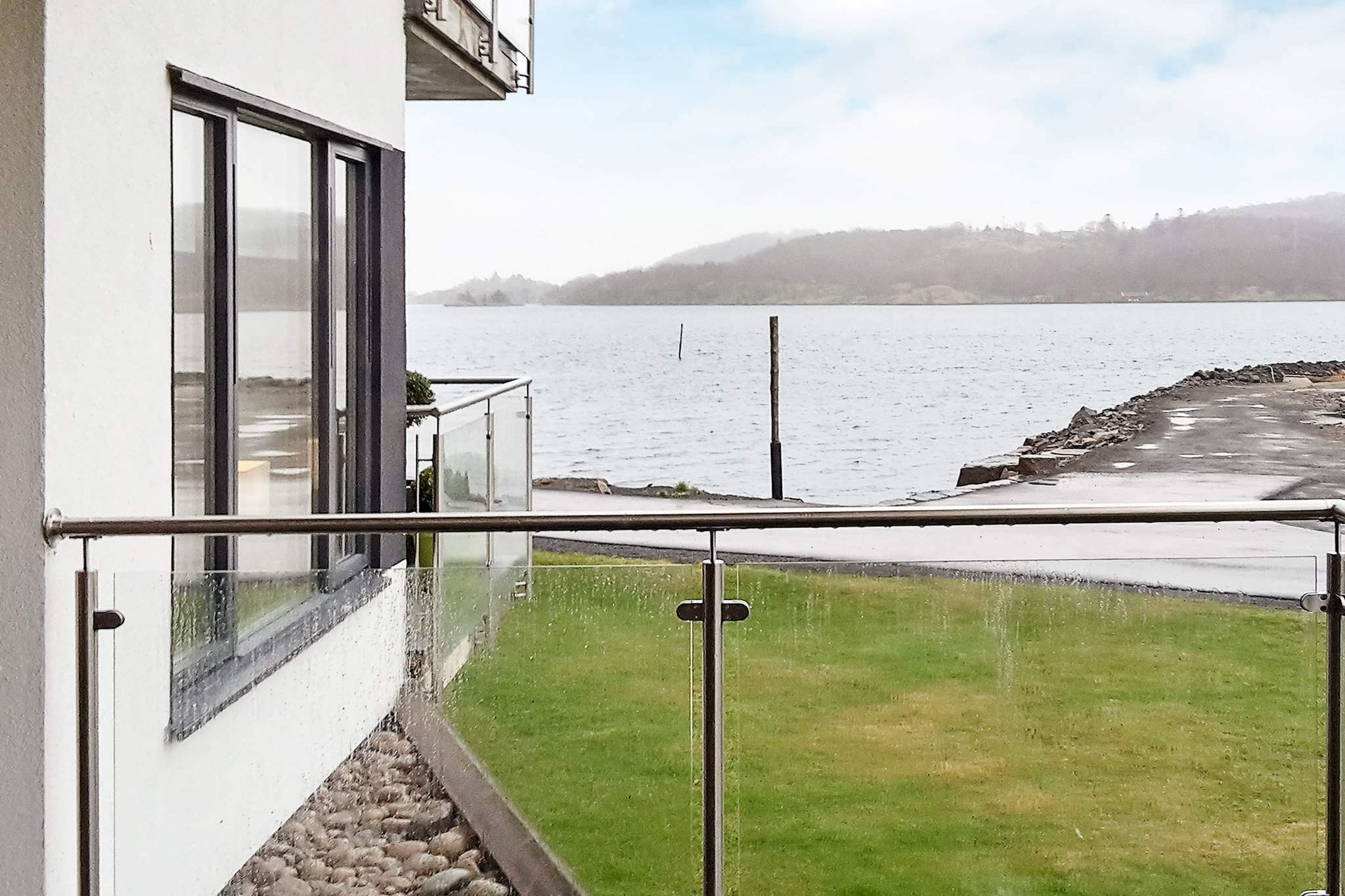 open kitchen(floor heating)(cooker(electric), hood, coffee machine(filter), dishwasher, fridge, freezer(1-59L), tumble dryer, washing machine), Living/bed room(floor heating, 40 m2)(double folding bed, TV(cable, norvegian TV channels )), bedroom(floor heating)(2x single bed), bedroom(floor heating)(2x single bed), bathroom(floor heating)(bathtub or shower, washbasin, toilet), bathroom(floor heating)(washbasin, toilet), terrace(roofed, 13 m2), garden furniture, parking
