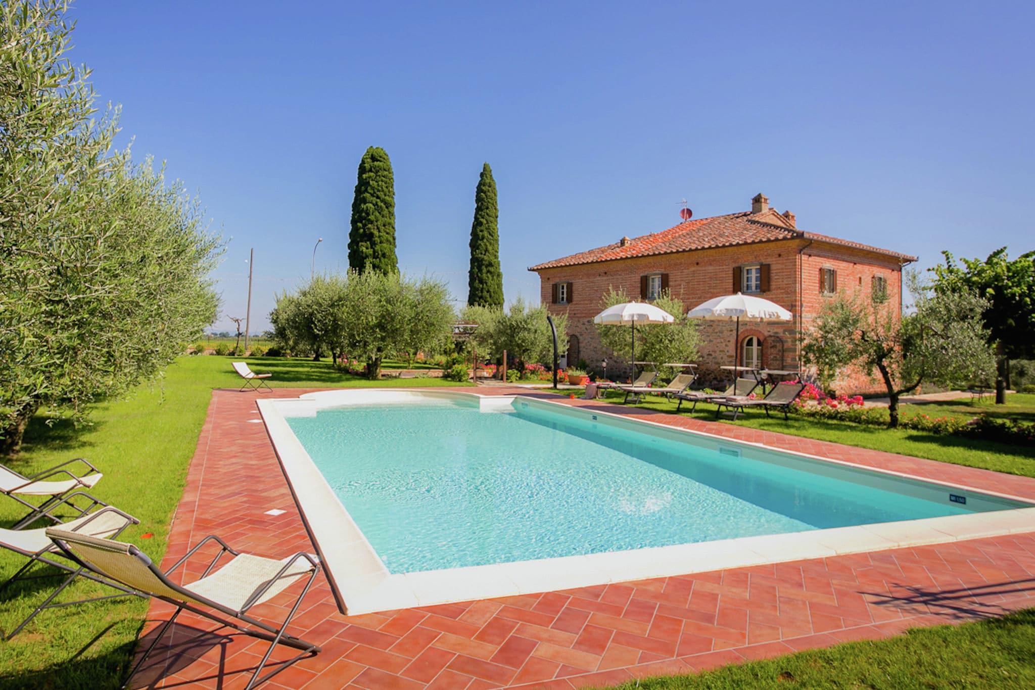 Villa at 300-m altitude, with private swimming pool and views of Cortona