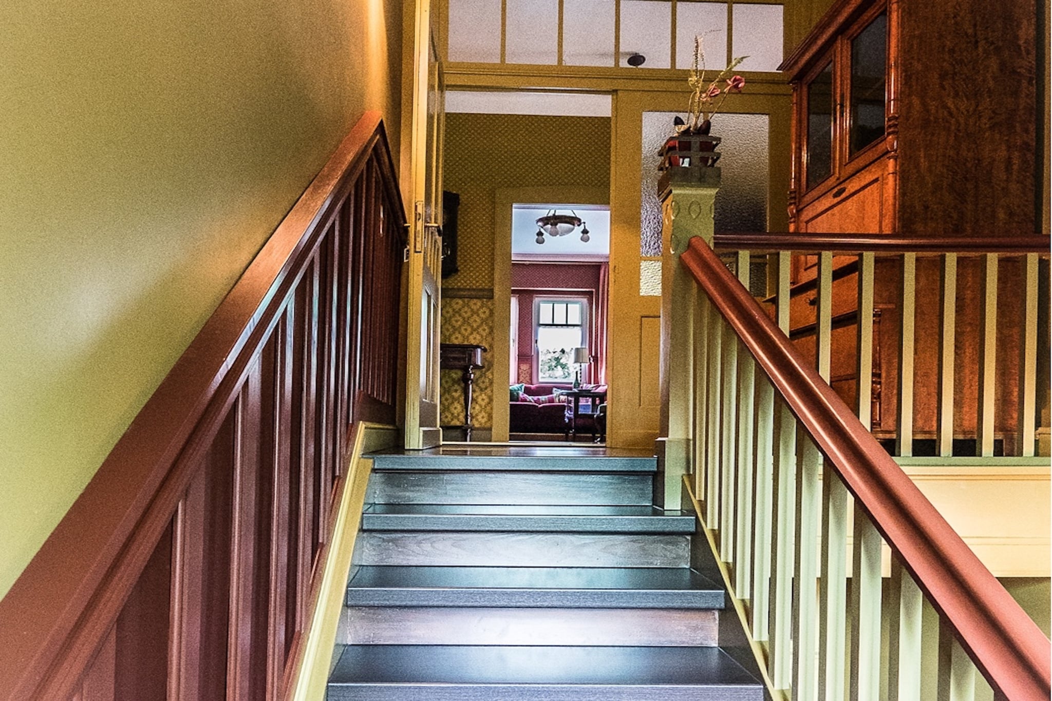 On the 1st floor: (Living room(TV(satellite, digital)), dining room(dining table(8 persons)), Kitchen(toaster, cooker(4 ring stoves, ceramic), coffee machine(cups), oven, dishwasher, fridge(+ freezer)), bedroom(double bed(boxspring, 180 x 200 cm)), bedroom(single bed, double bed(boxspring)), bathroom(bath tub, washbasin, toilet), Landing)\n\nbalcony, heating(central), parking, high chair