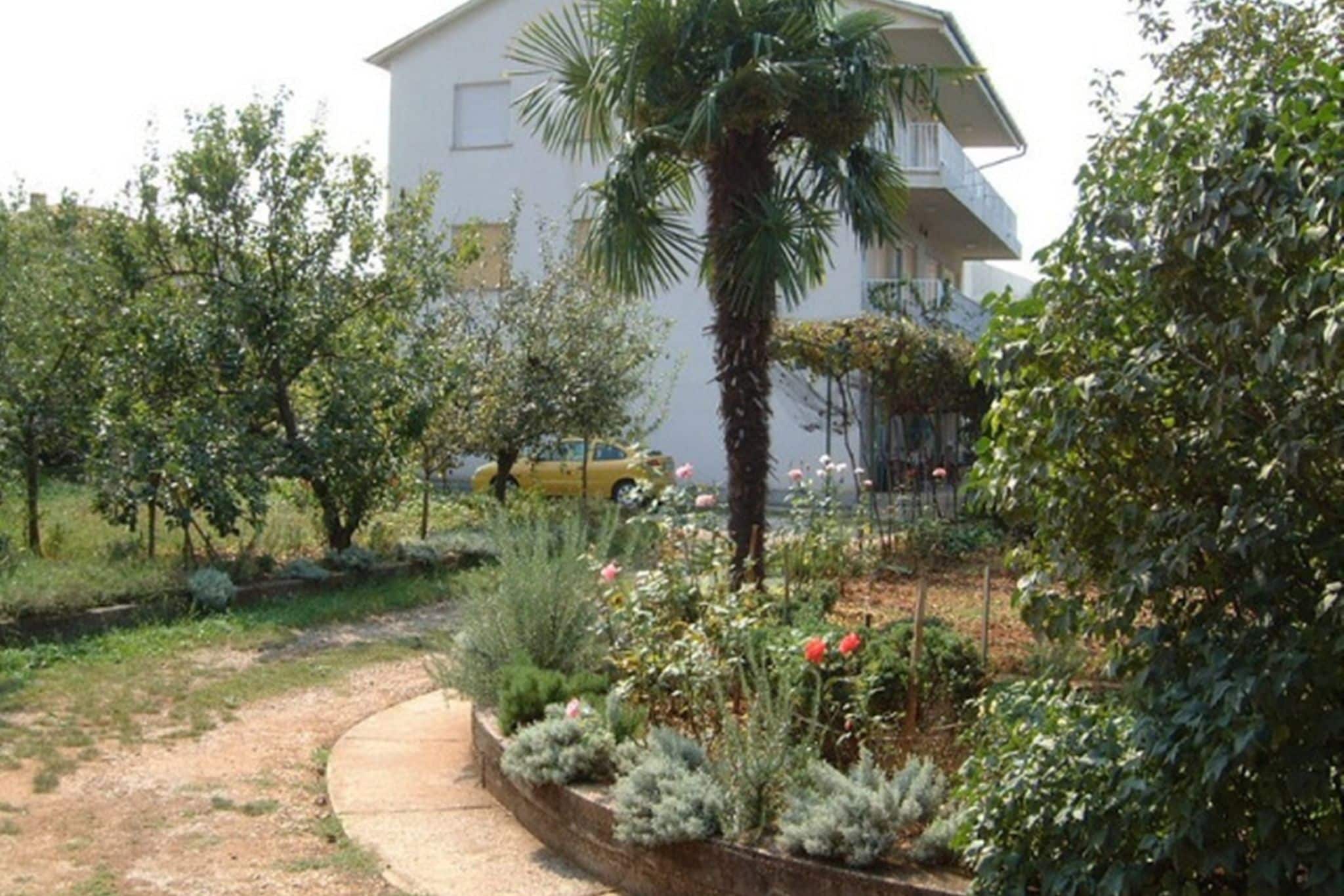 Aantrekkelijk appartement in Malinska op Krk met tuin