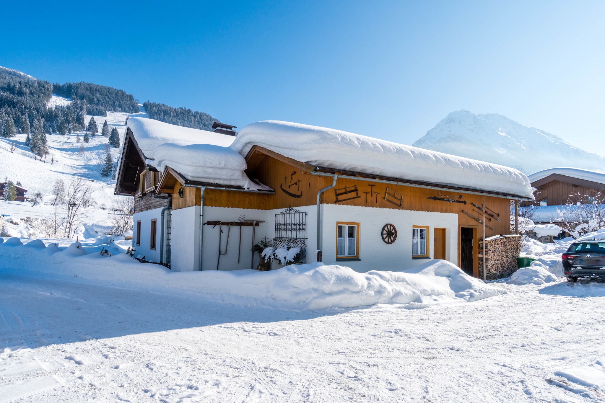 The owner has furnished a cosy holiday flat in her detached house on the upper floor. The large eat-in kitchen is equipped with all amenities and offers enough space for all guests. A luxurious feature of this holiday flat is that all three bedrooms have their own shower, washbasin and toilet as well as a TV. Ideal for a large family, but also for three couples who value their privacy. 

A breathtaking landscape, fresh mountain air and family friendliness are top priorities in the village of Kleinarl. You can reach the Salzburger Sportwelt ski area on foot (on the other side of the road), the valley station is just 100 metres away. The ski area is one of the many access points to the comprehensive Ski Amadé, the largest ski area in Austria. One ski pass gives you access to several top ski areas! (Flachau, Hochkönig, Goldegg, Schladming, Wagrain, Filzmoos)

There are numerous hiking trails with wonderful views over the fascinating mountain world. Let yourself be spoilt here in the mountain huts with cheerful music and delicious local cuisine. The ski lifts are also in operation here in summer, so you can easily reach the mountains in summer too.

